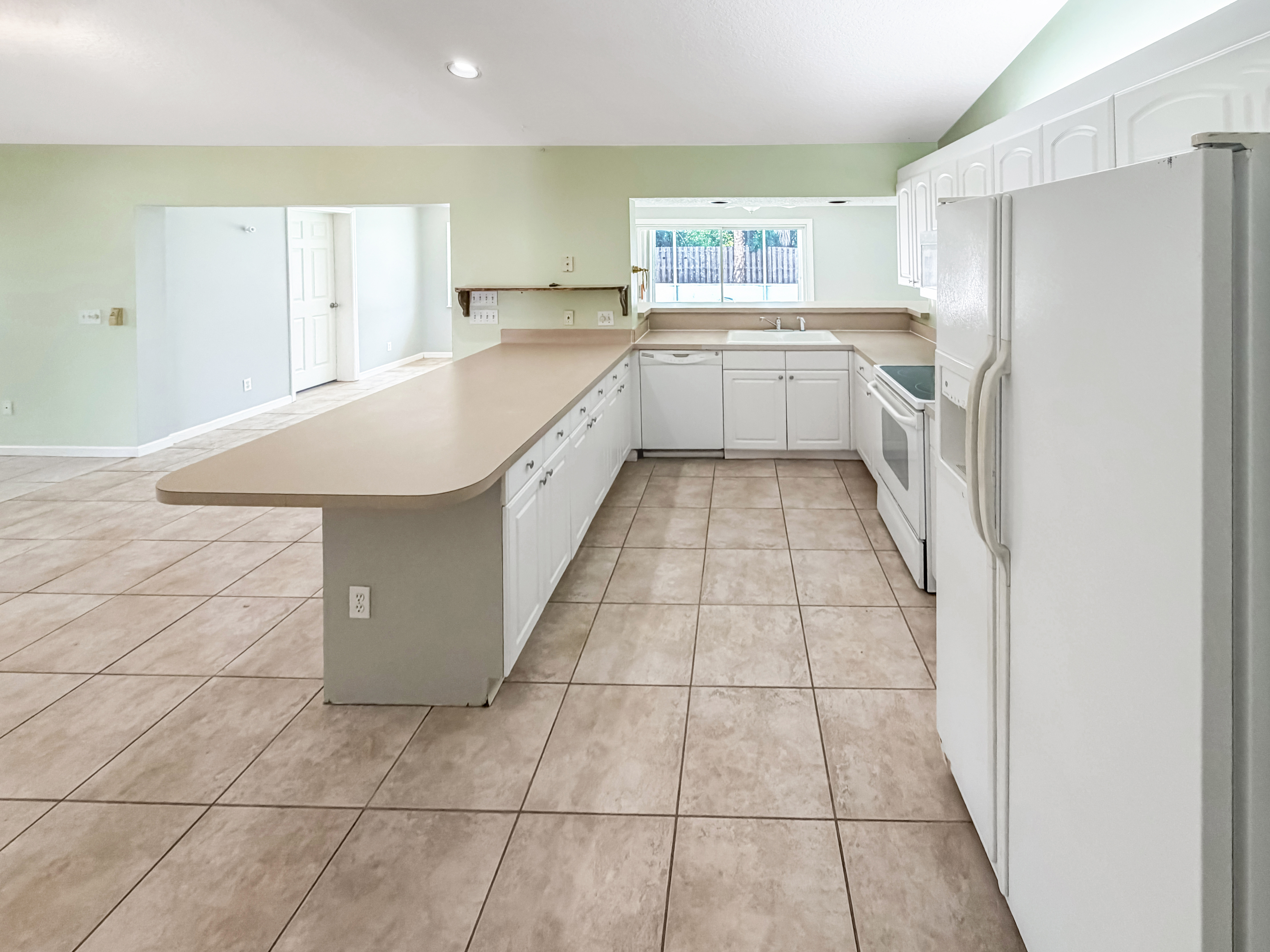 Photo 7 of 18 of 2361 NE 21st Ave, Jensen Beach, FL