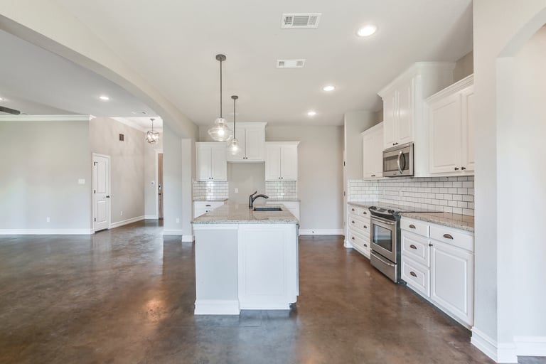 Photo 11 of 25 - 5655 Gebron Ct, Fort Worth, TX 76126