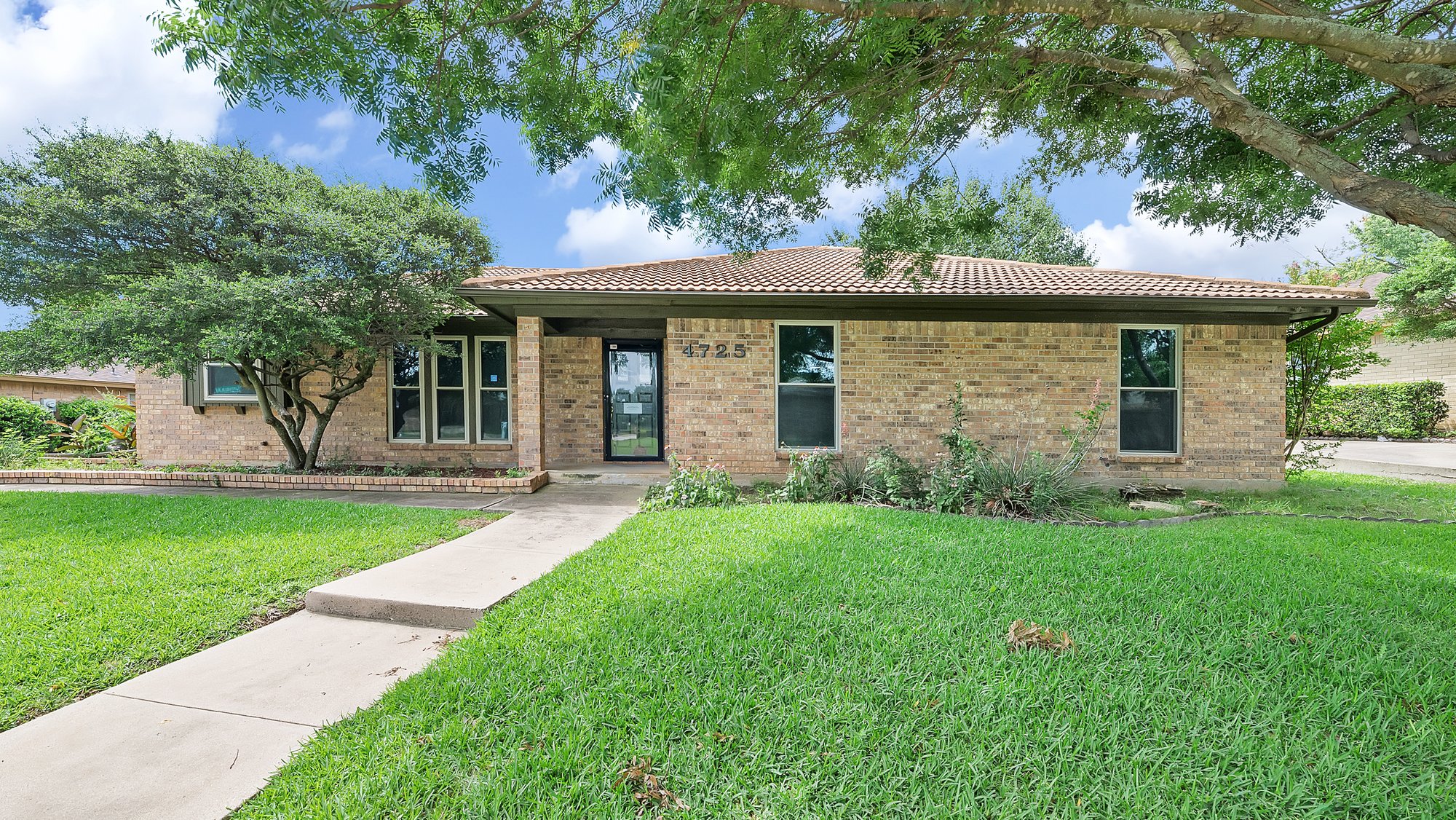 Photo 1 of 32 - 4725 Cinnamon Hill Dr, Fort Worth, TX 76133