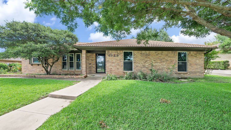 Photo 1 of 32 - 4725 Cinnamon Hill Dr, Fort Worth, TX 76133
