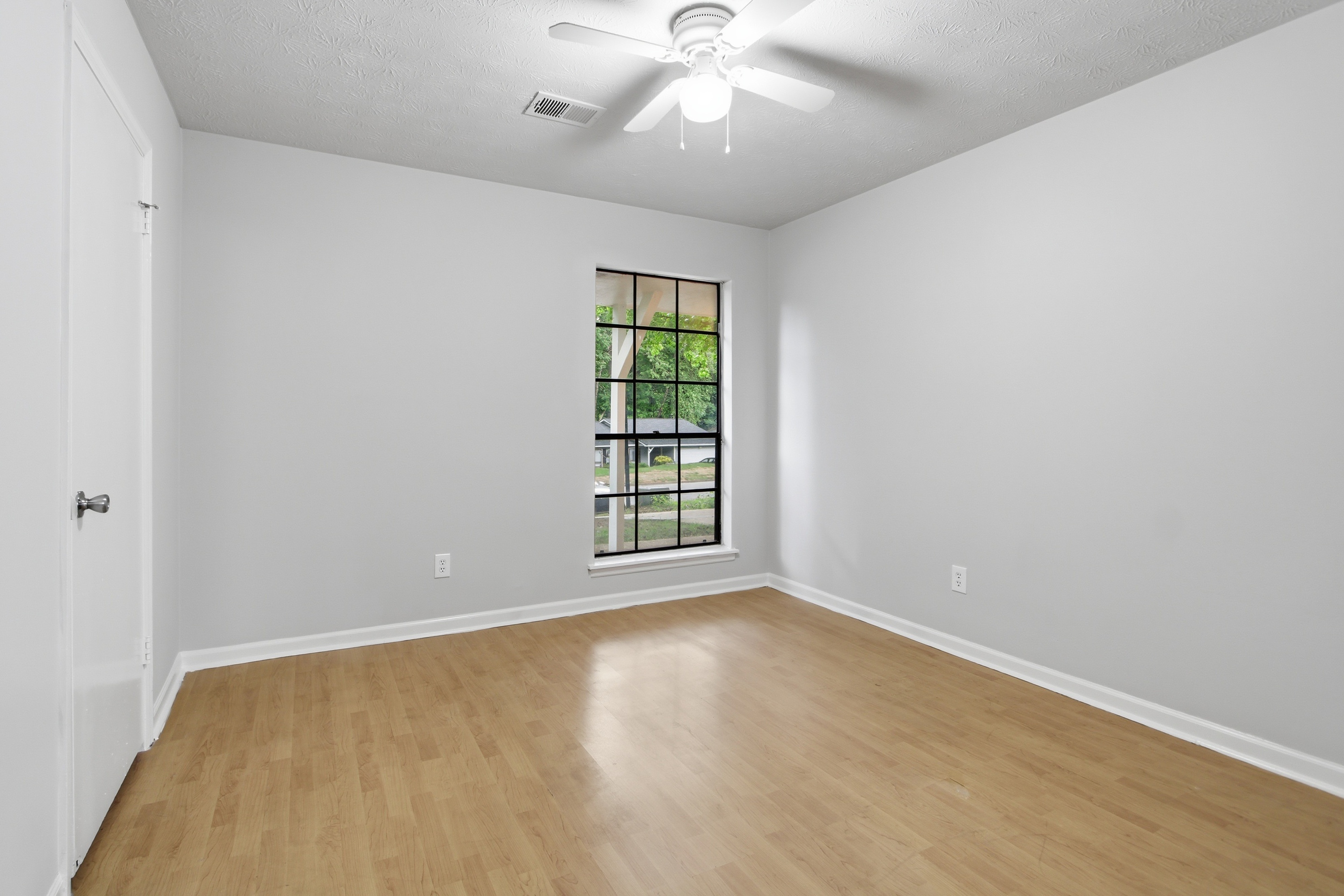 Photo 17 of 31 of 8132 Creekstone Ct, Riverdale, GA