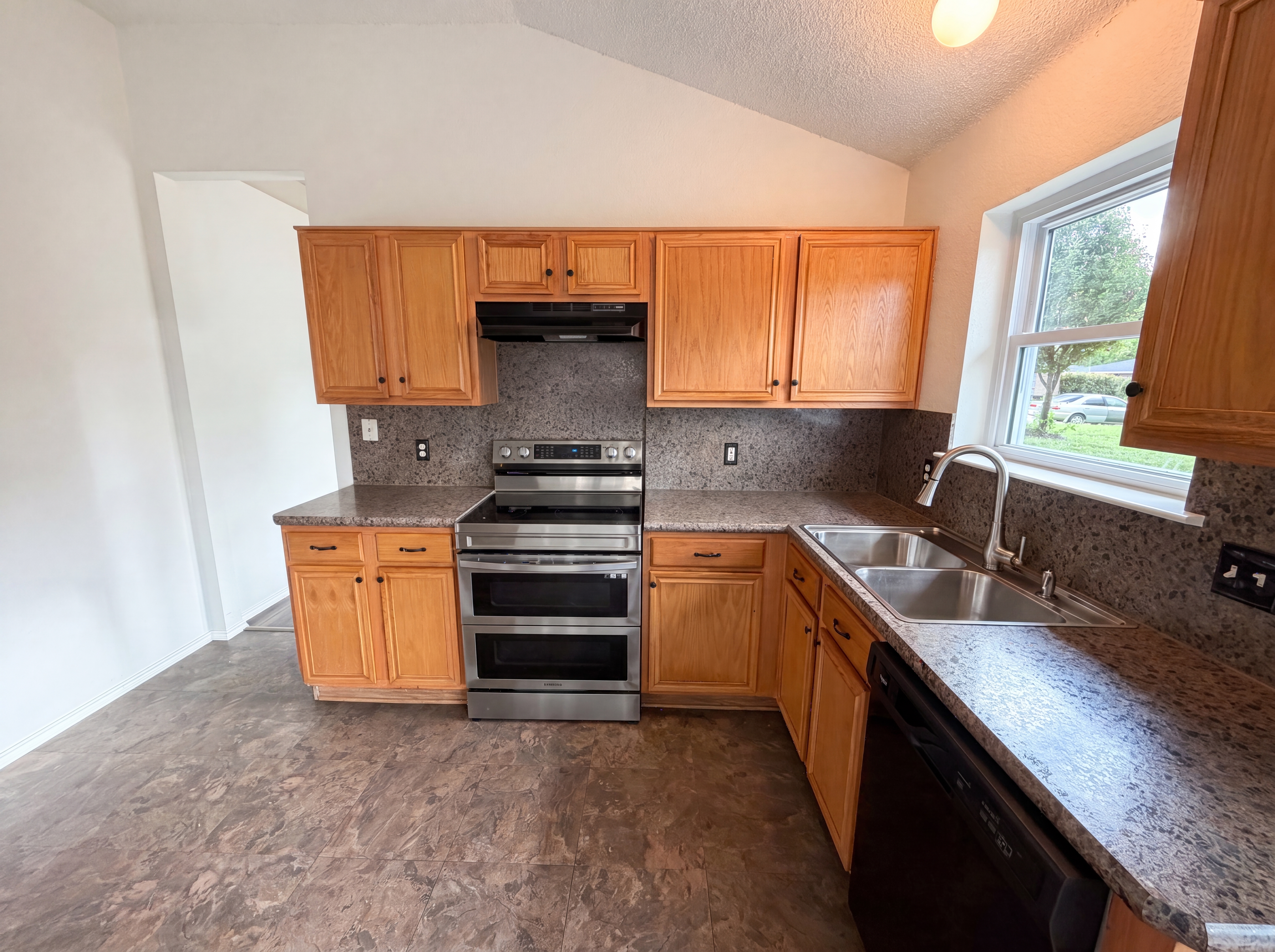 Photo 10 of 18 of 10304 Pondwood Dr, Dallas, TX