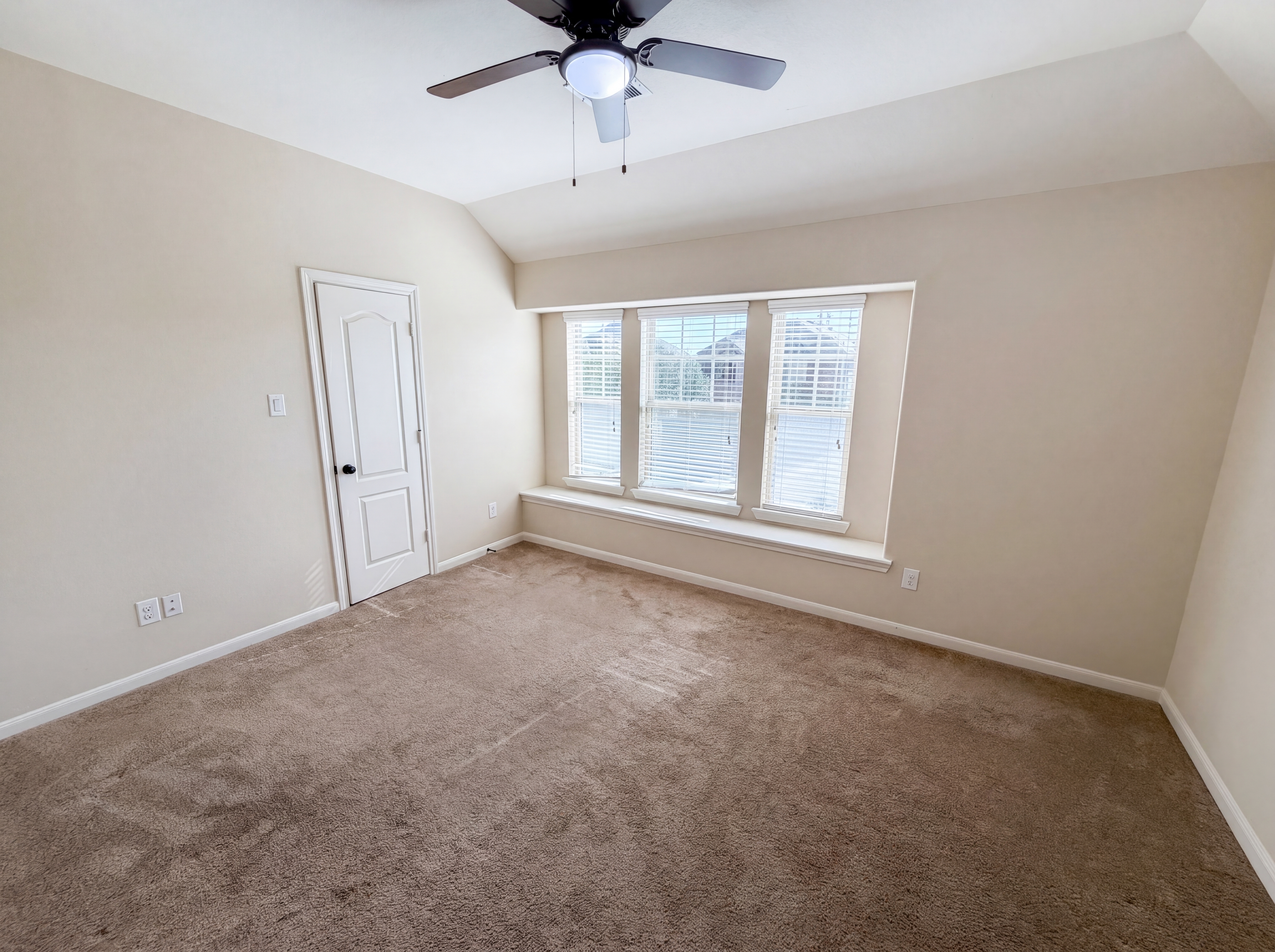 Photo 16 of 26 of 6523 Hunters Creek Ln, Baytown, TX