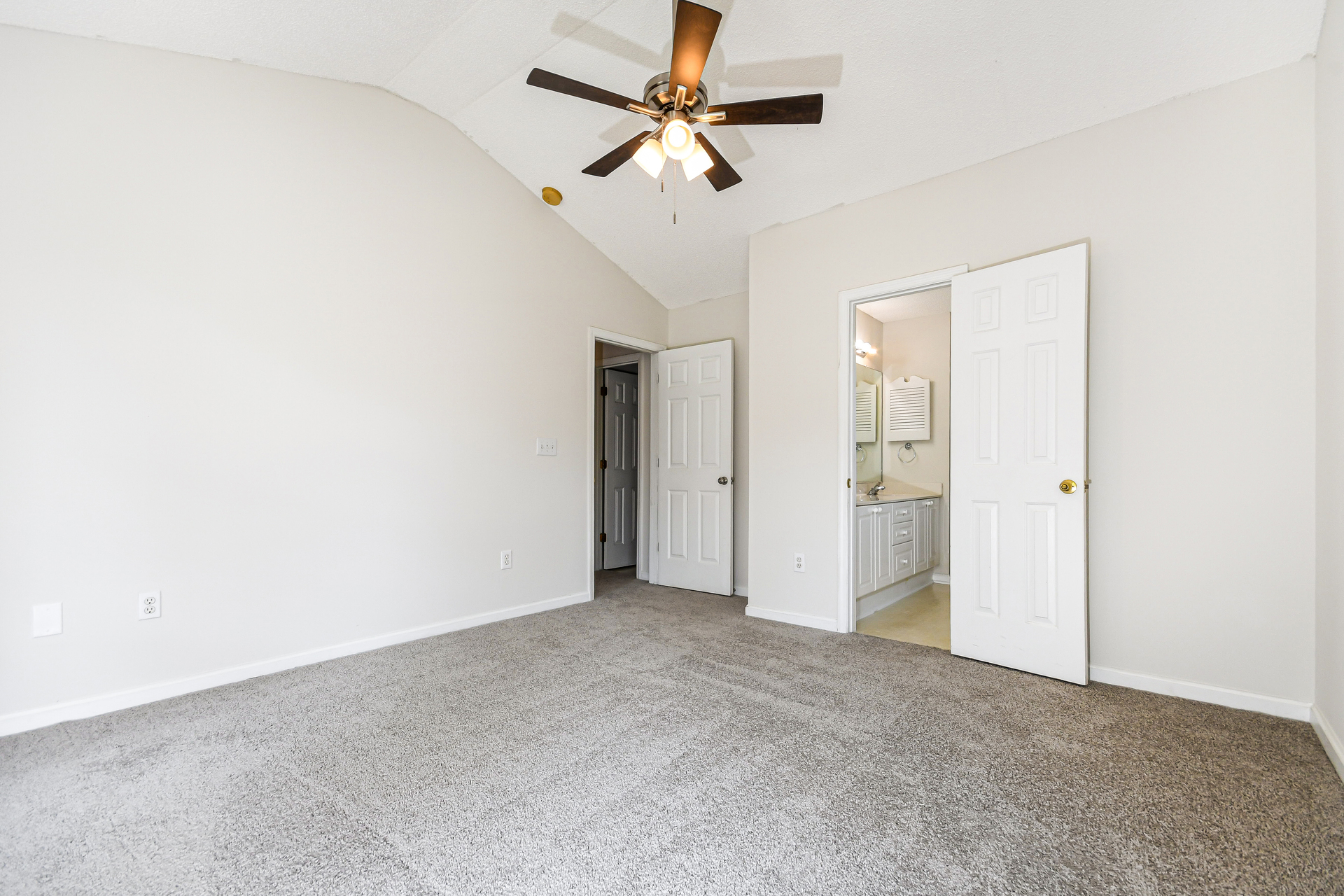 Photo 9 of 21 of 8612 Coppergrove Dr, North Charleston, SC