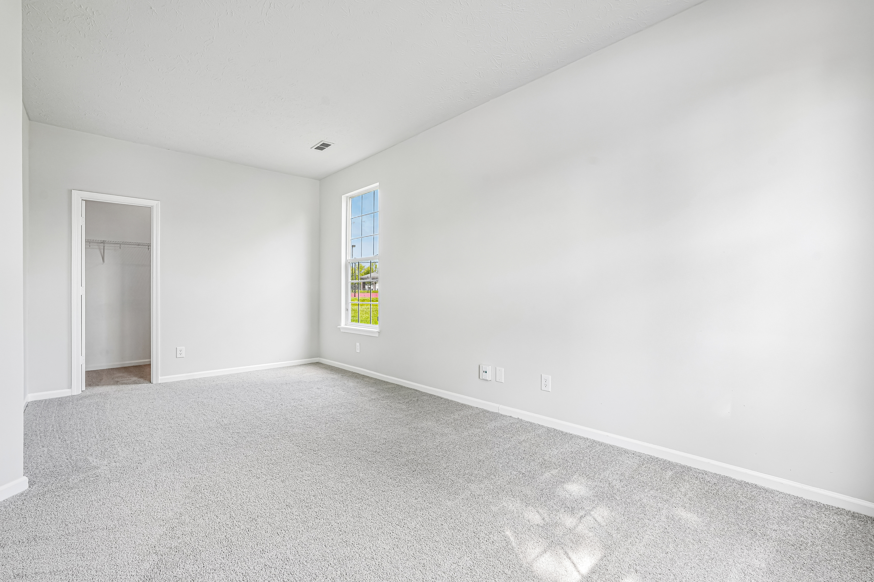 Photo 16 of 48 of 2082 Lawrin Ct, Indianapolis, IN