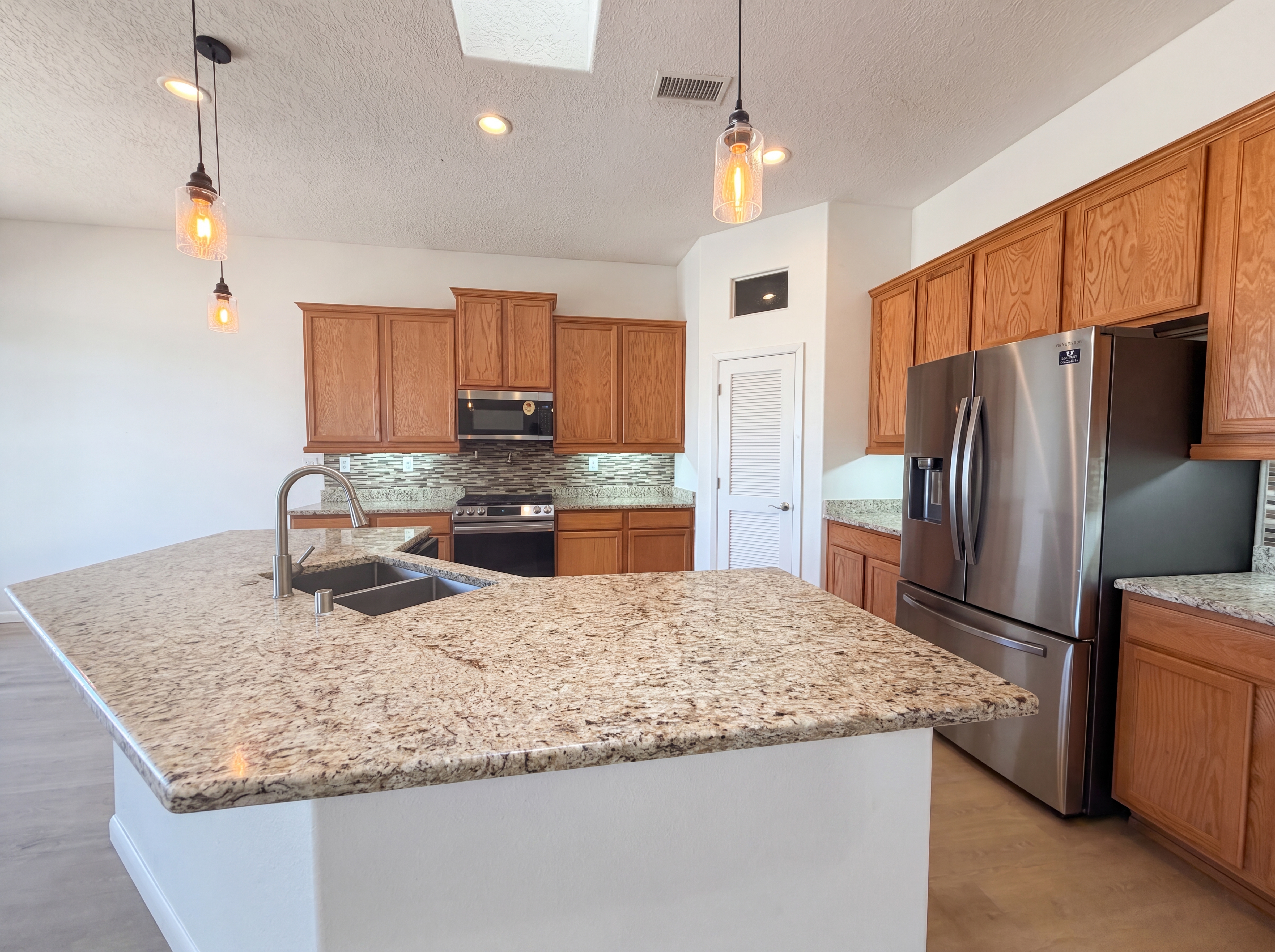 Photo 2 of 21 of 1625 35th St SE, Rio Rancho, NM