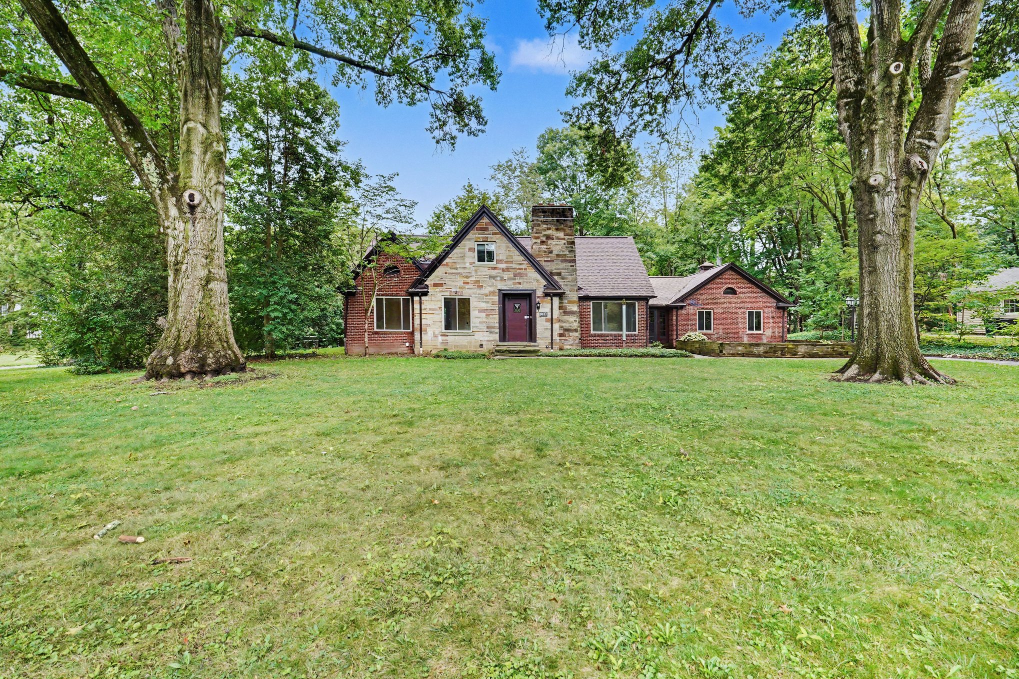 Photo 7 of 36 of 2381 Chatham Rd, Akron, OH