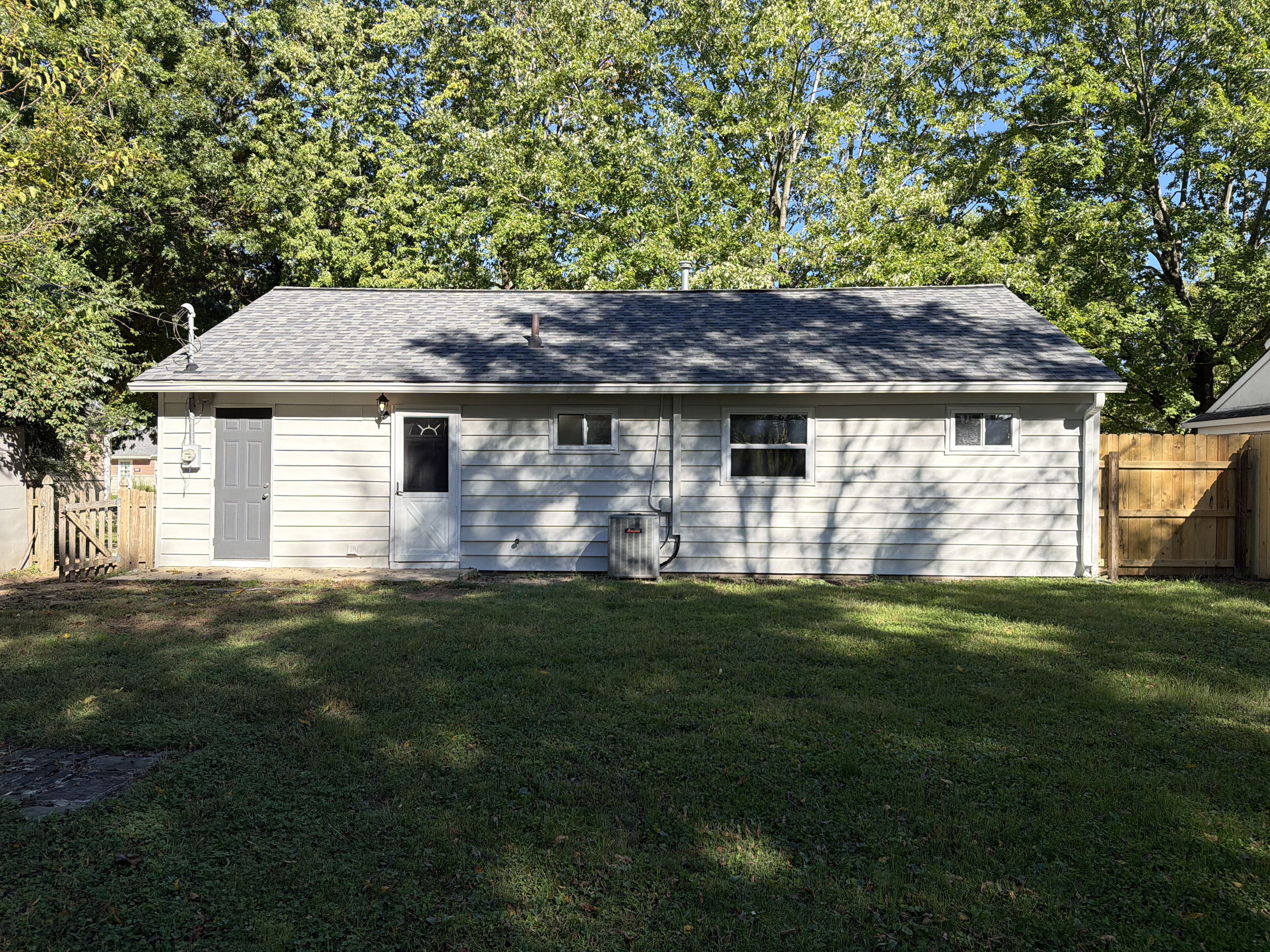 Photo 5 of 18 of 432 Southgate Dr, Greenwood, IN