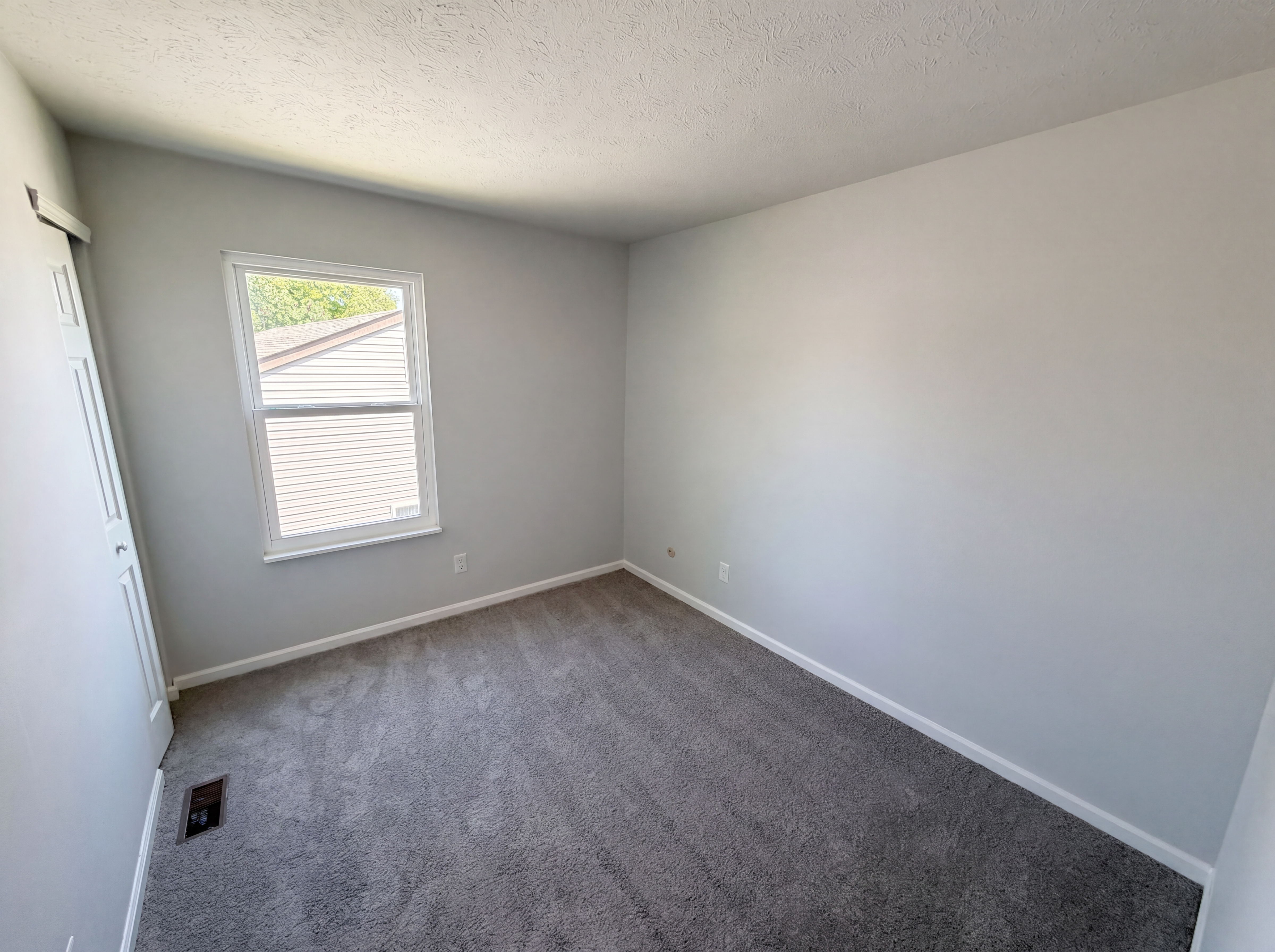 Photo 16 of 26 of 2219 Rolling Oak Dr, Indianapolis, IN