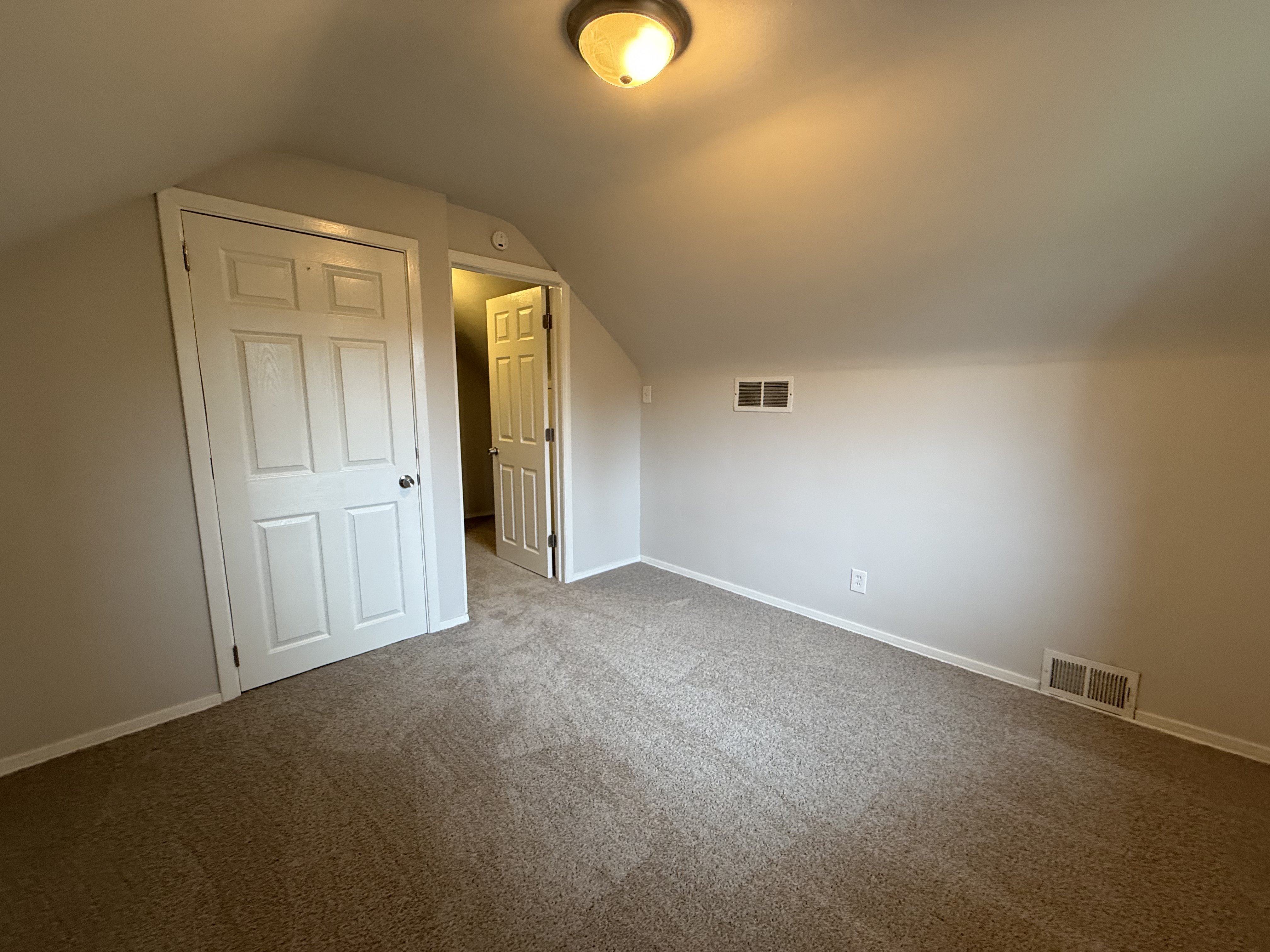 Photo 14 of 21 of 9122 Neil Dr, Cincinnati, OH