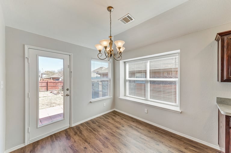 Photo 8 of 25 - 5516 Creek Hill Ln, Fort Worth, TX 76179
