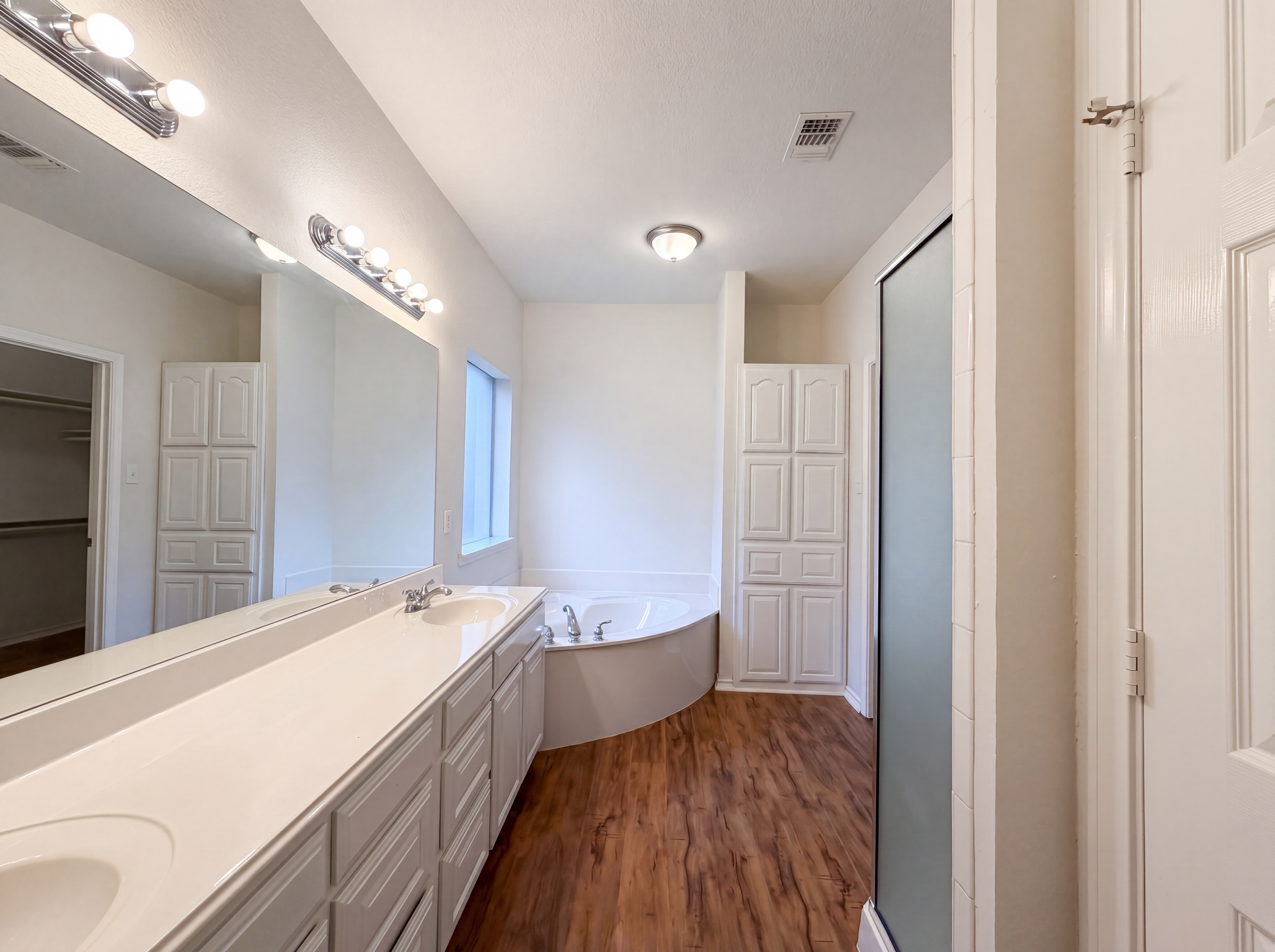 Photo 15 of 27 of 6218 Kingswood Dr, Arlington, TX