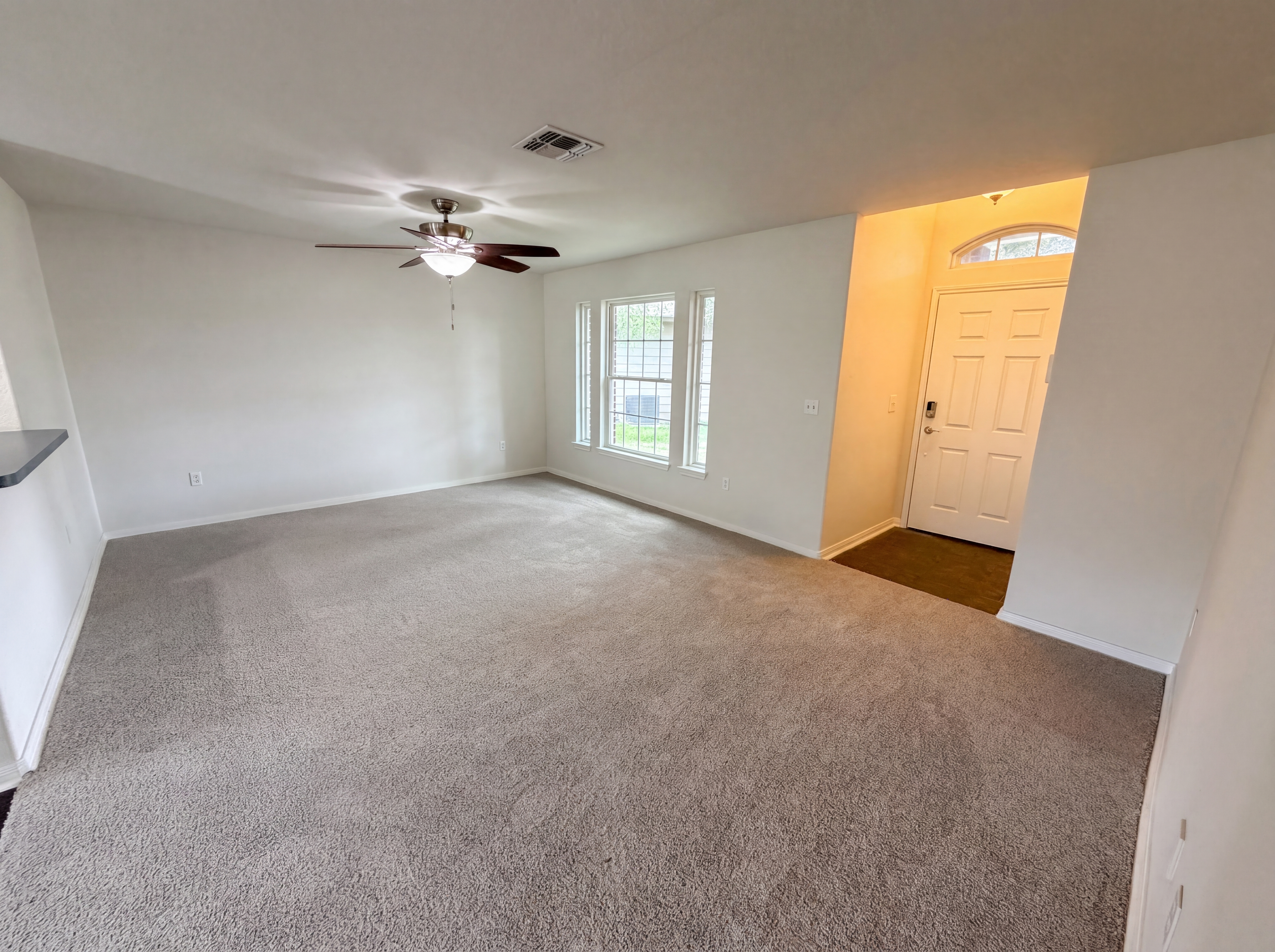 Photo 3 of 16 of 1706 Barlow Trl, Corpus Christi, TX