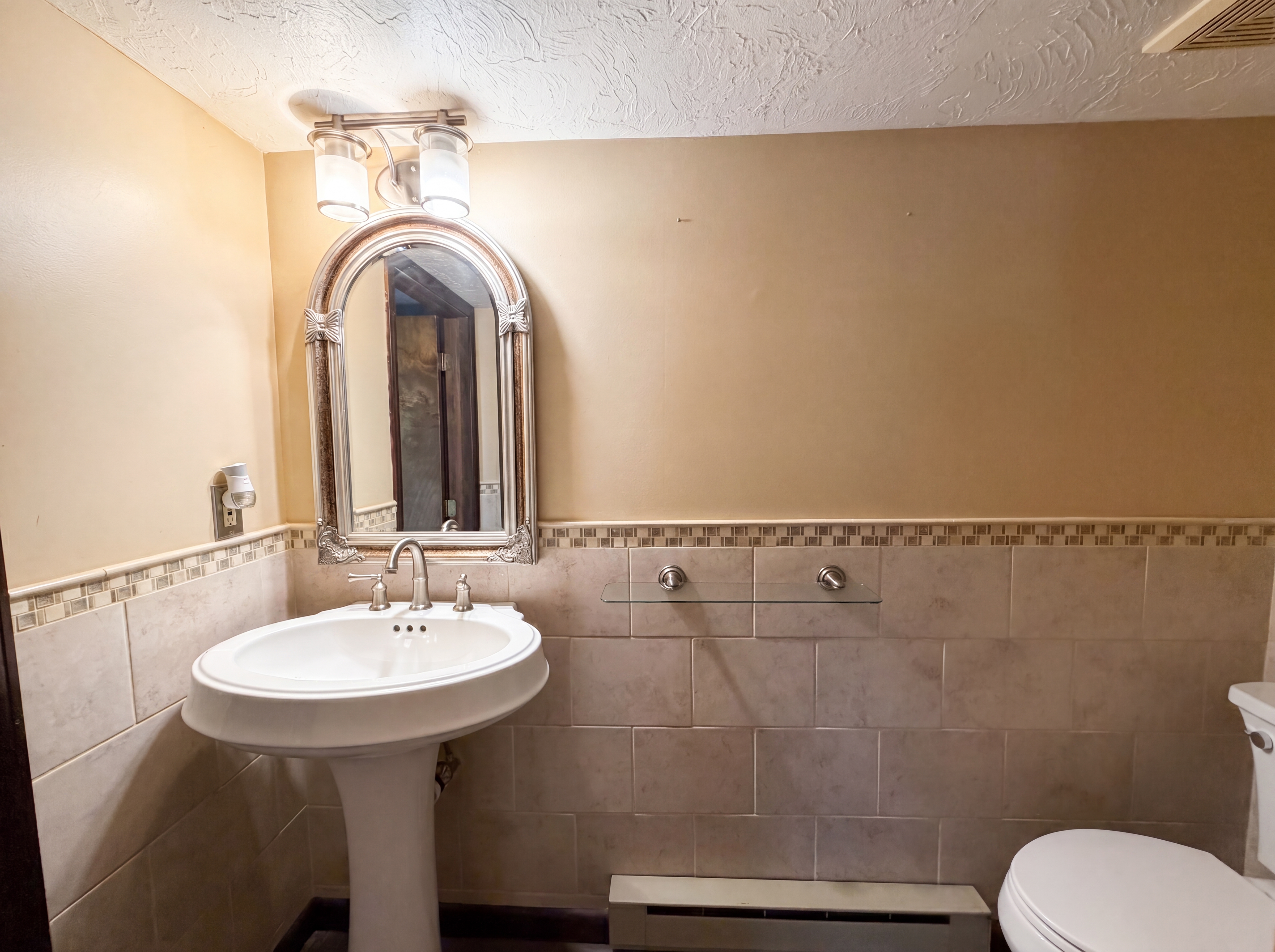 Photo 13 of 25 of 1015 Kingsway Dr, Lorain, OH