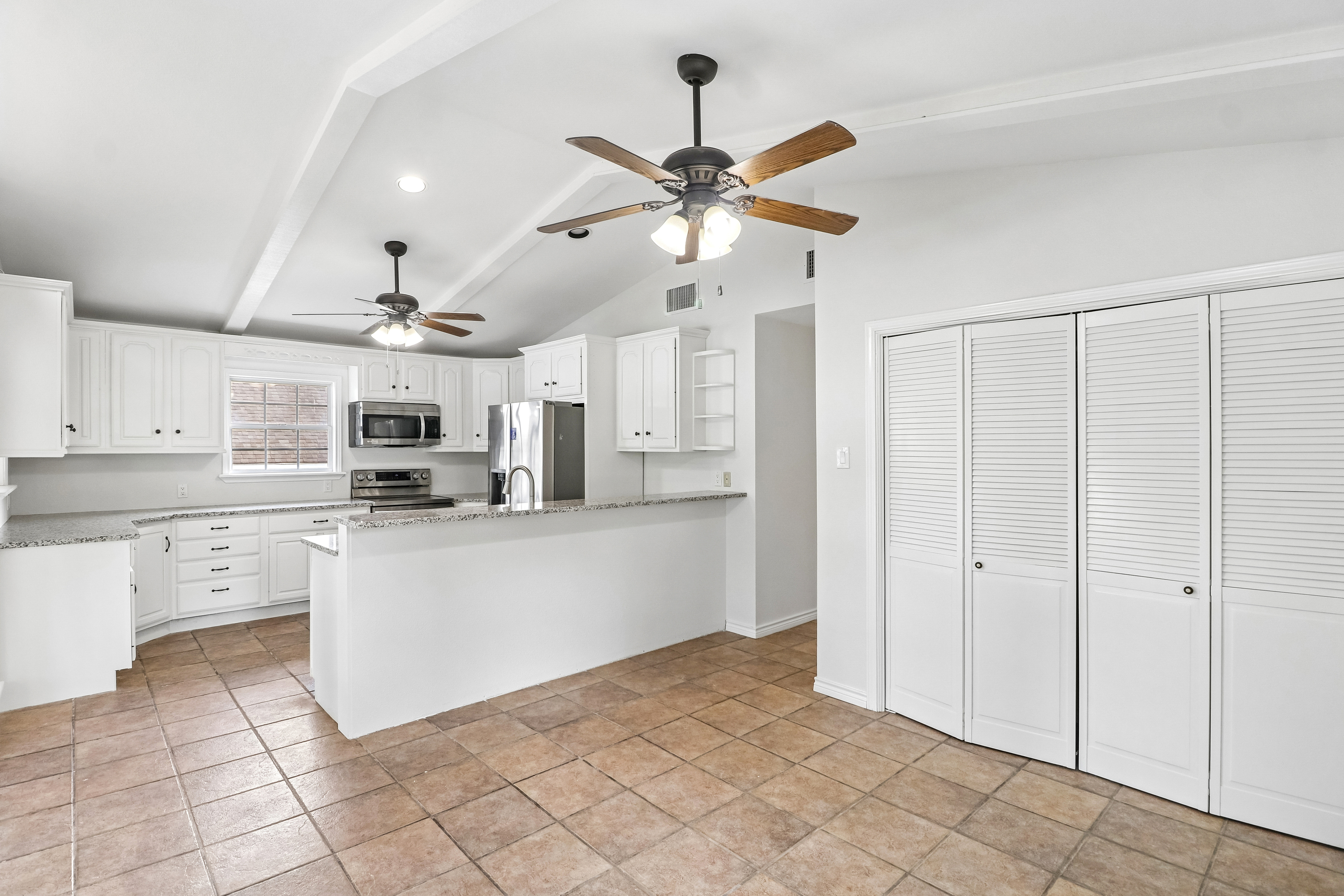 Photo 2 of 47 of 1321 E Zipp Rd, New Braunfels, TX