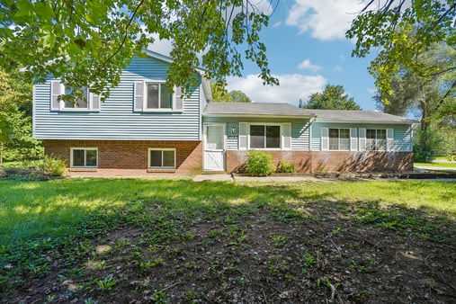 Photo 1 of 30 of 10153 Ashton St, Pinckney, MI