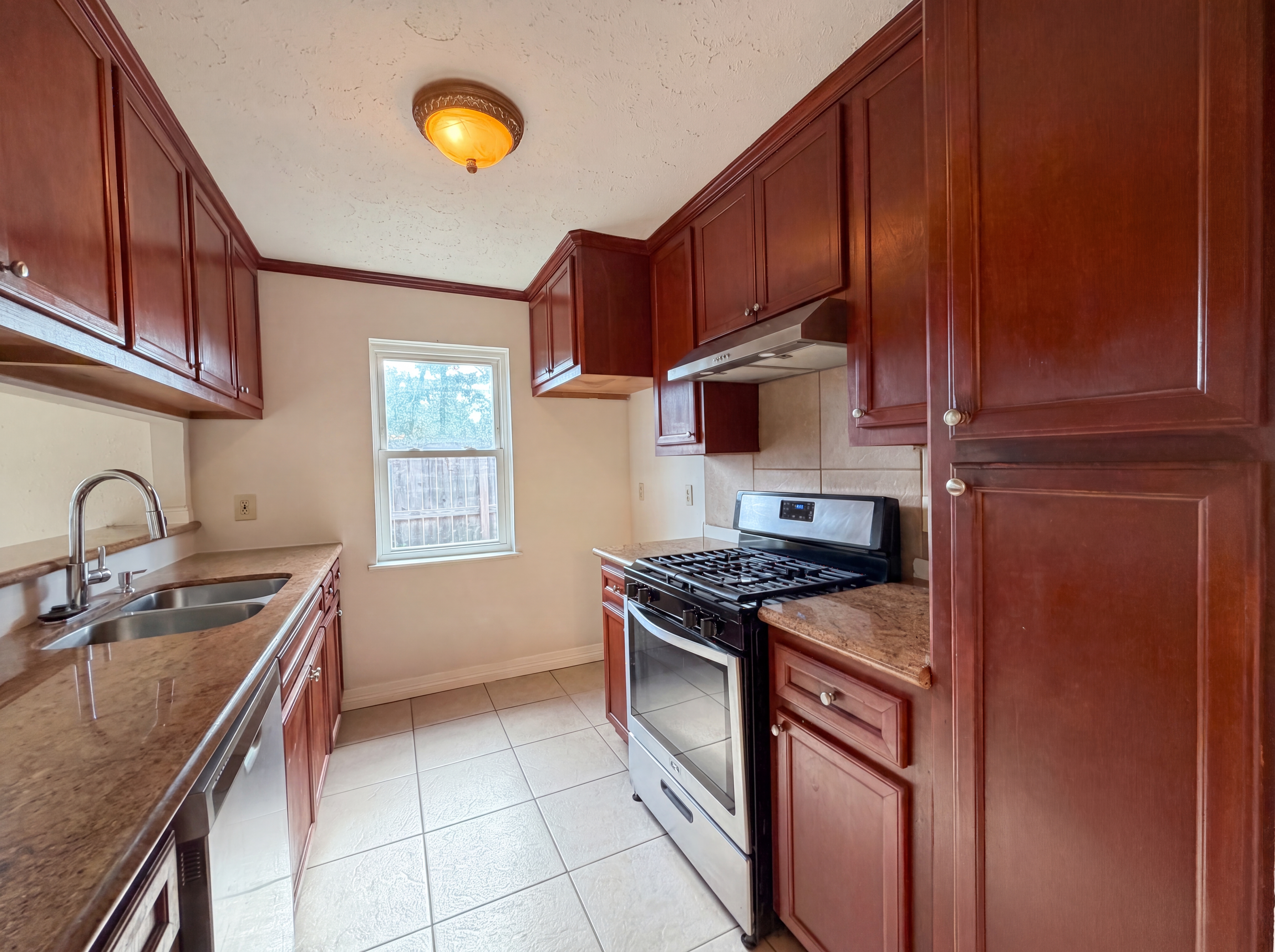 Photo 6 of 17 of 703 Midland Ct, Houston, TX