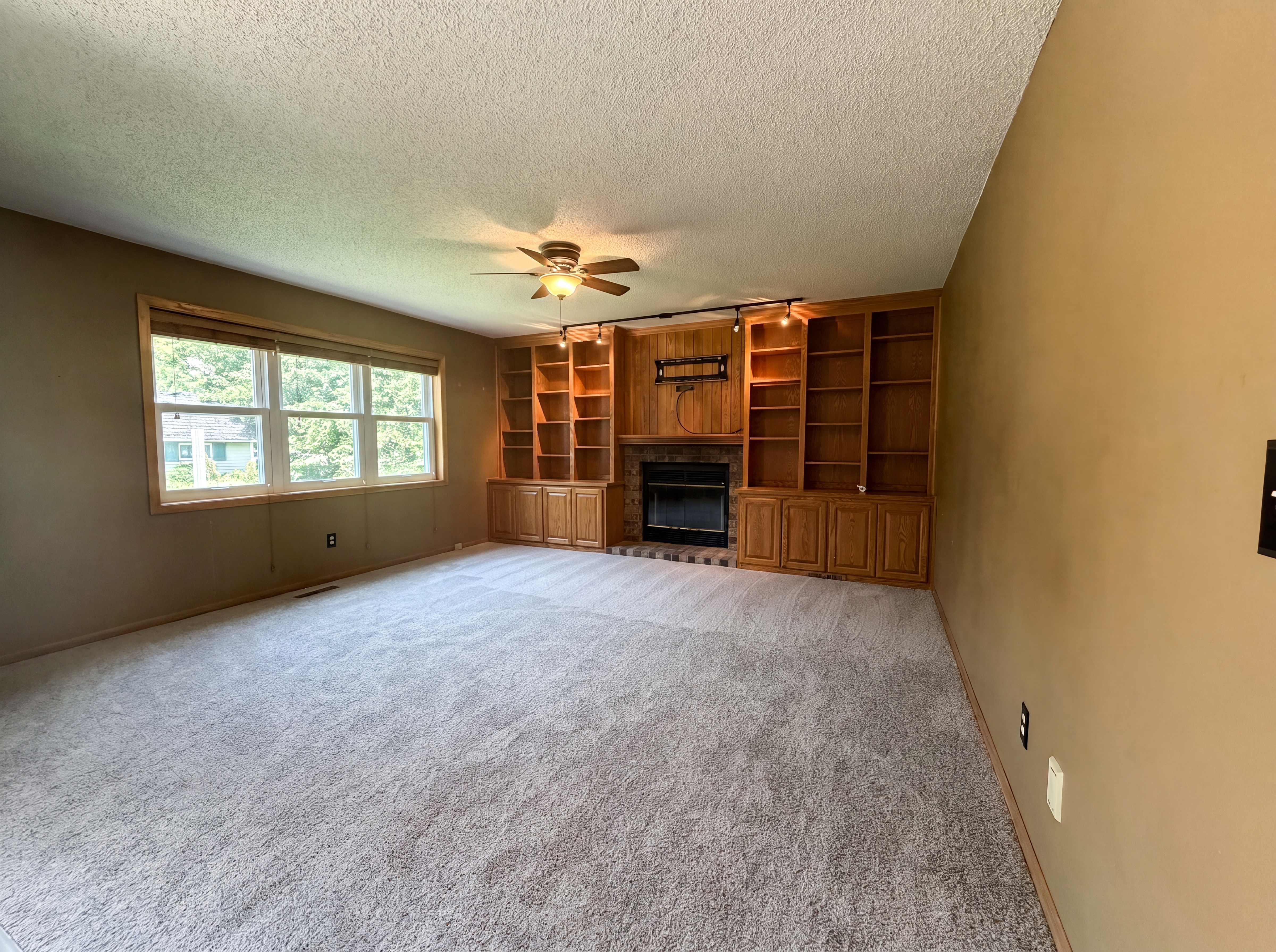 Photo 3 of 26 of 9394 71st Bay S, Cottage Grove, MN