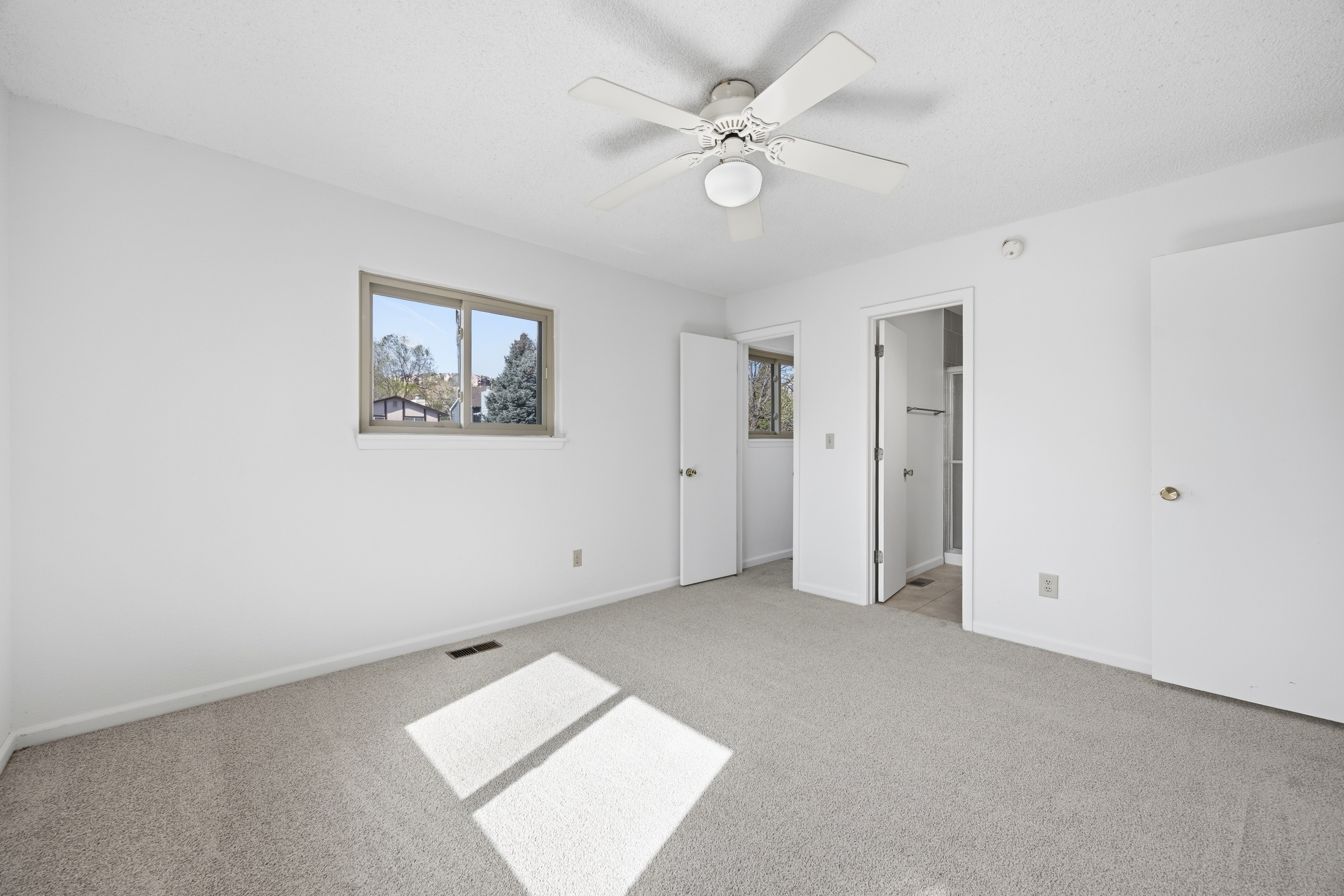 Photo 12 of 51 of 912 Amsterdam Dr, Colorado Springs, CO