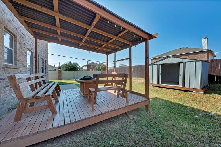Photo 5 of 33 - 2056 Crosbyton Ln, Grand Prairie, TX 75052