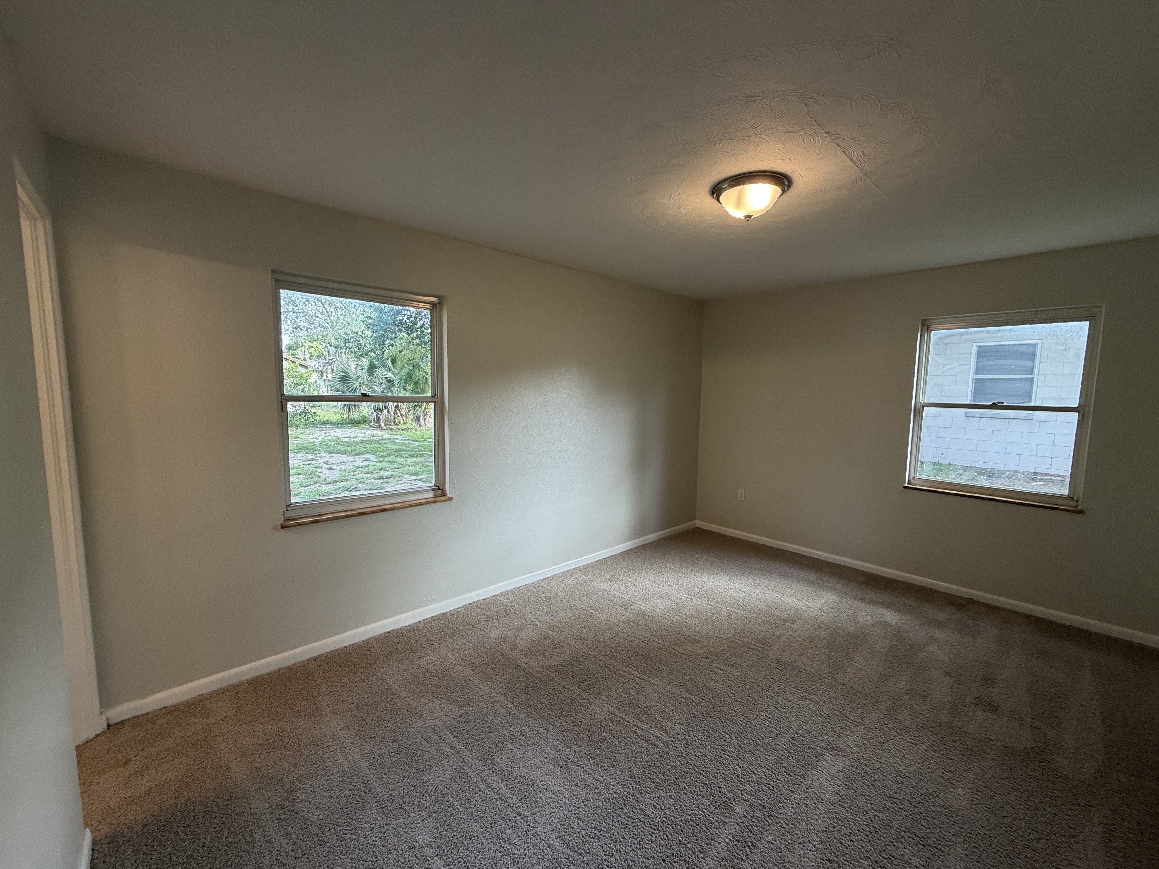 Photo 20 of 24 of 411 W Seminole Ave, Eustis, FL