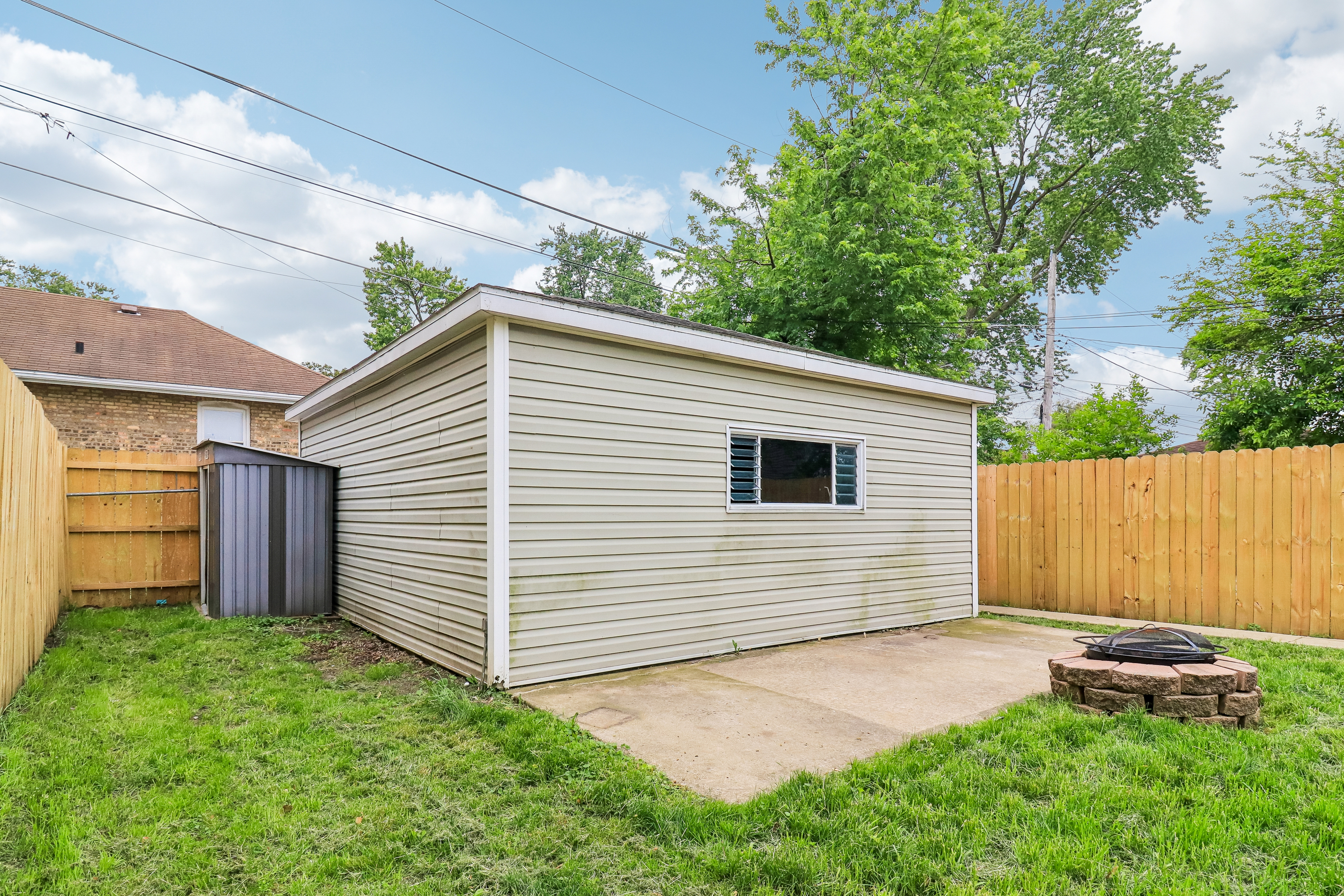 Photo 33 of 41 of 1107 W 101st St, Chicago, IL