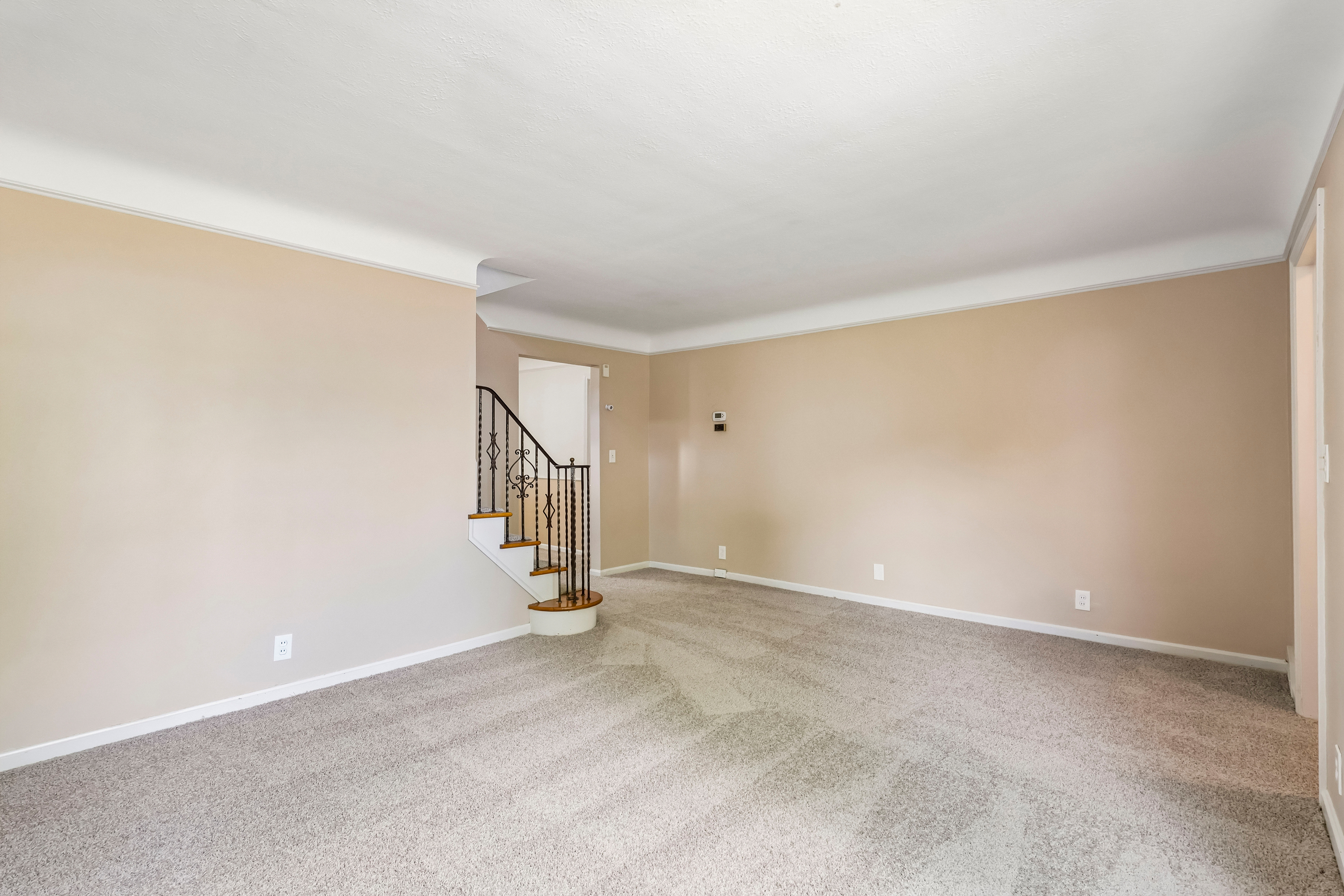 Photo 6 of 39 of 8223 Manorford Dr, Cleveland, OH
