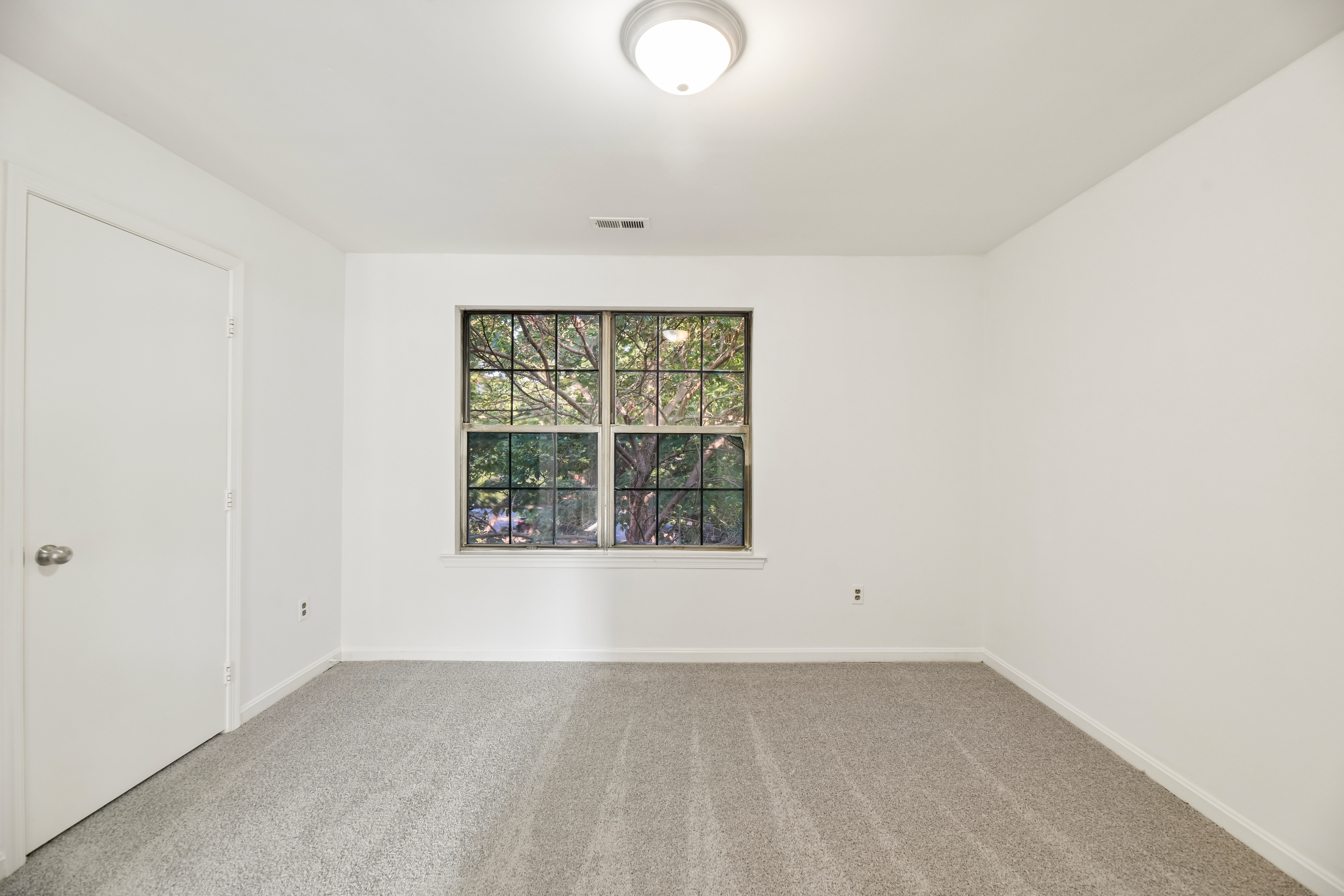 Photo 5 of 37 of 6866 Chasewood Cir, Centreville, VA