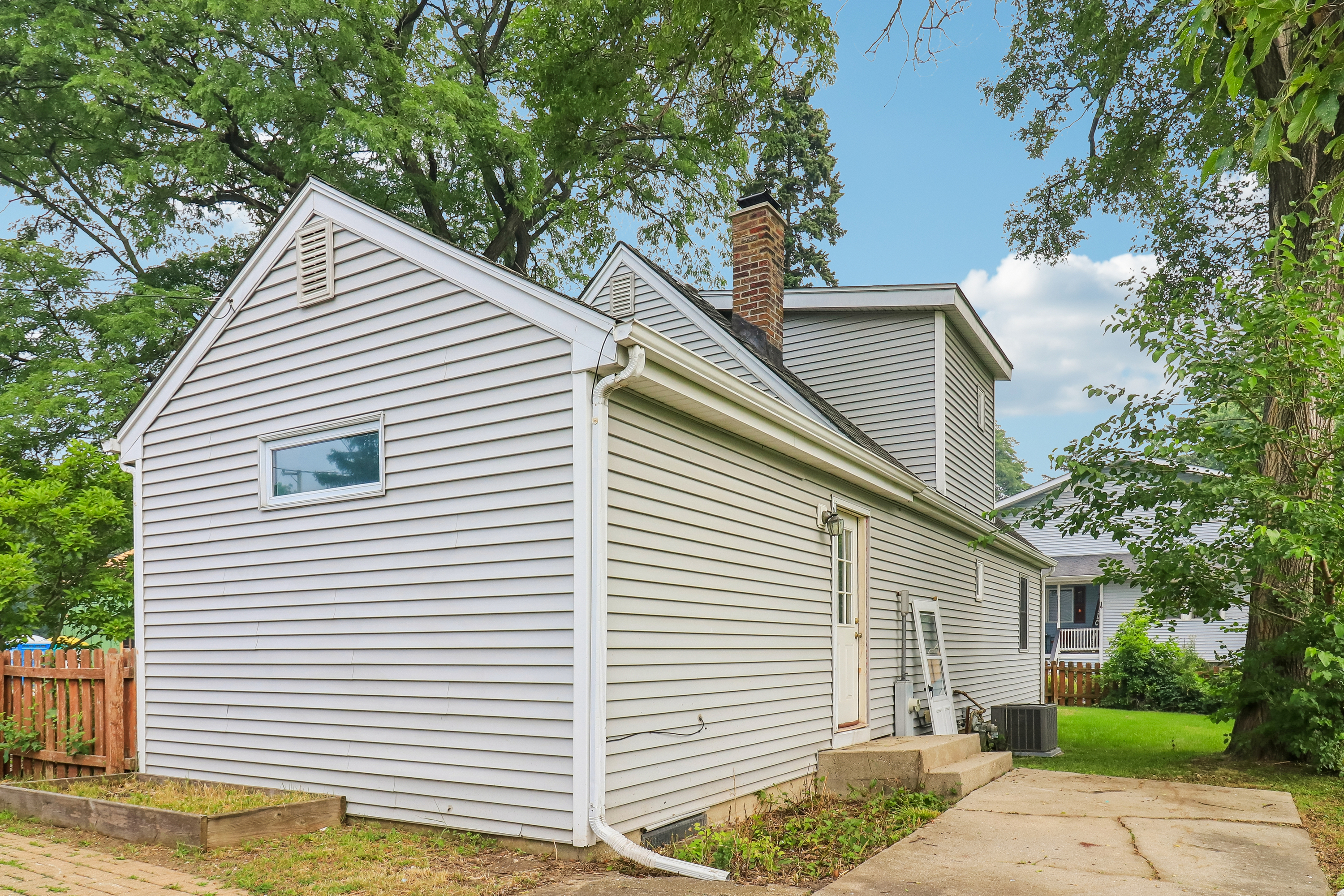 Photo 5 of 35 of 4811 Roslyn Rd, Downers Grove, IL