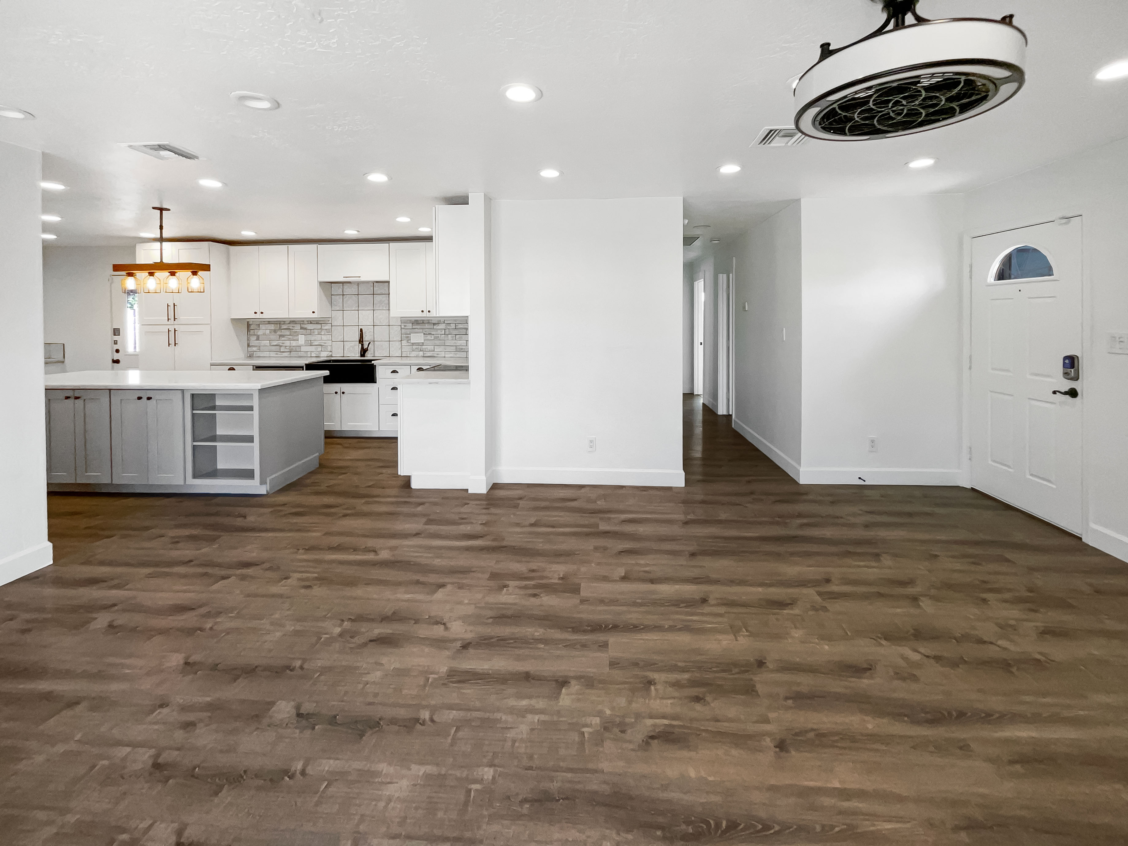Photo 11 of 25 of 2337 W Tierra Buena Ln, Phoenix, AZ