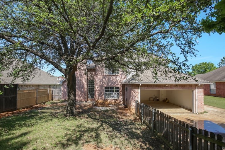 Photo 5 of 33 - 1616 Corvallis Trl, Arlington, TX 76006
