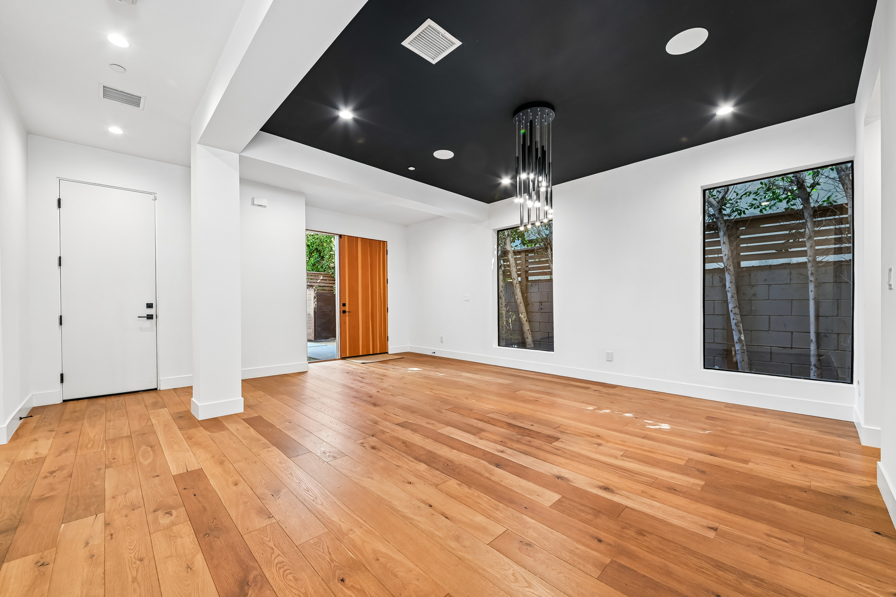 Photo 9 of 40 of 1037 Palms Blvd, Venice, CA
