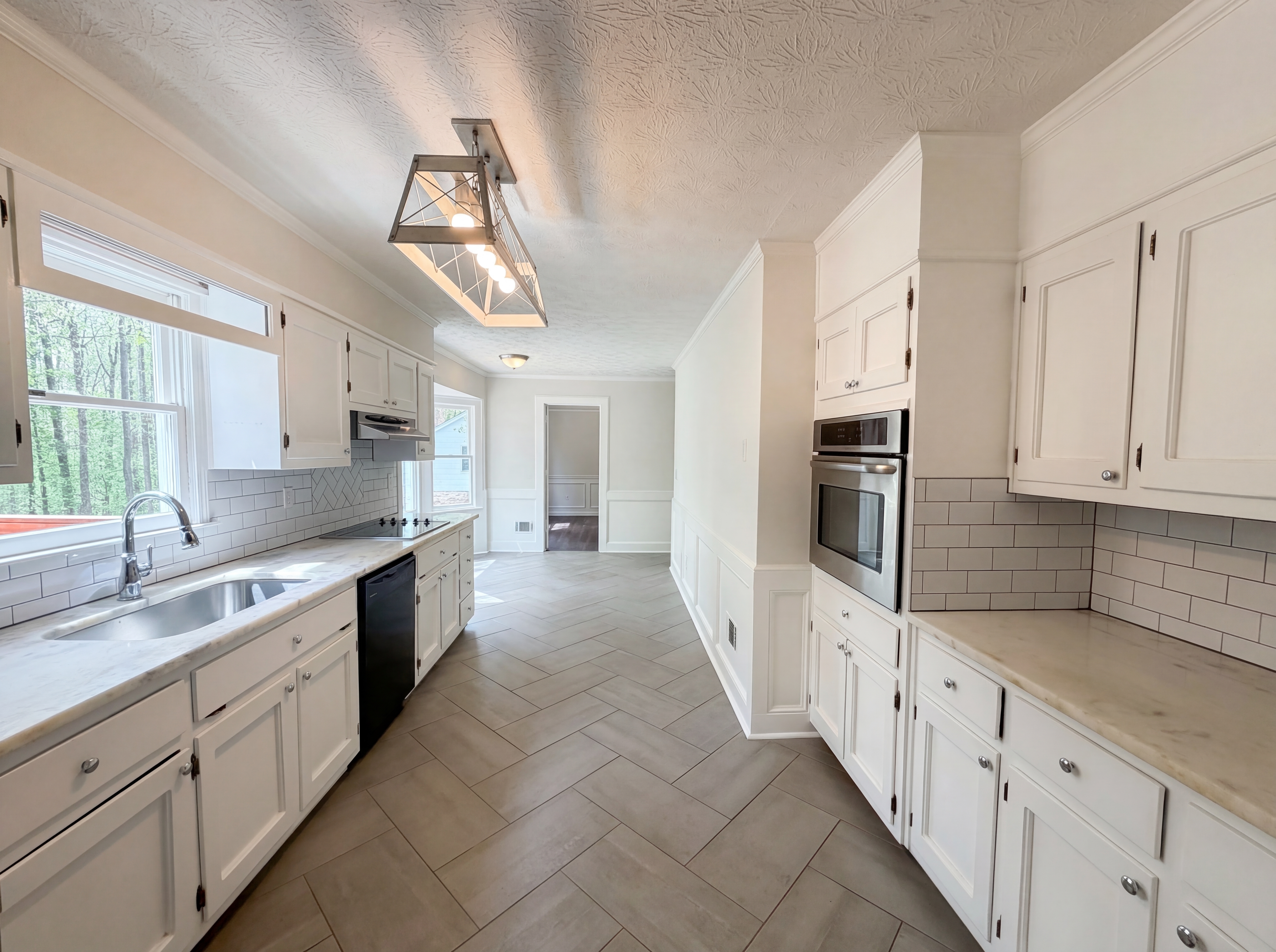 Photo 7 of 31 of 4479 Alpine Ct, Snellville, GA