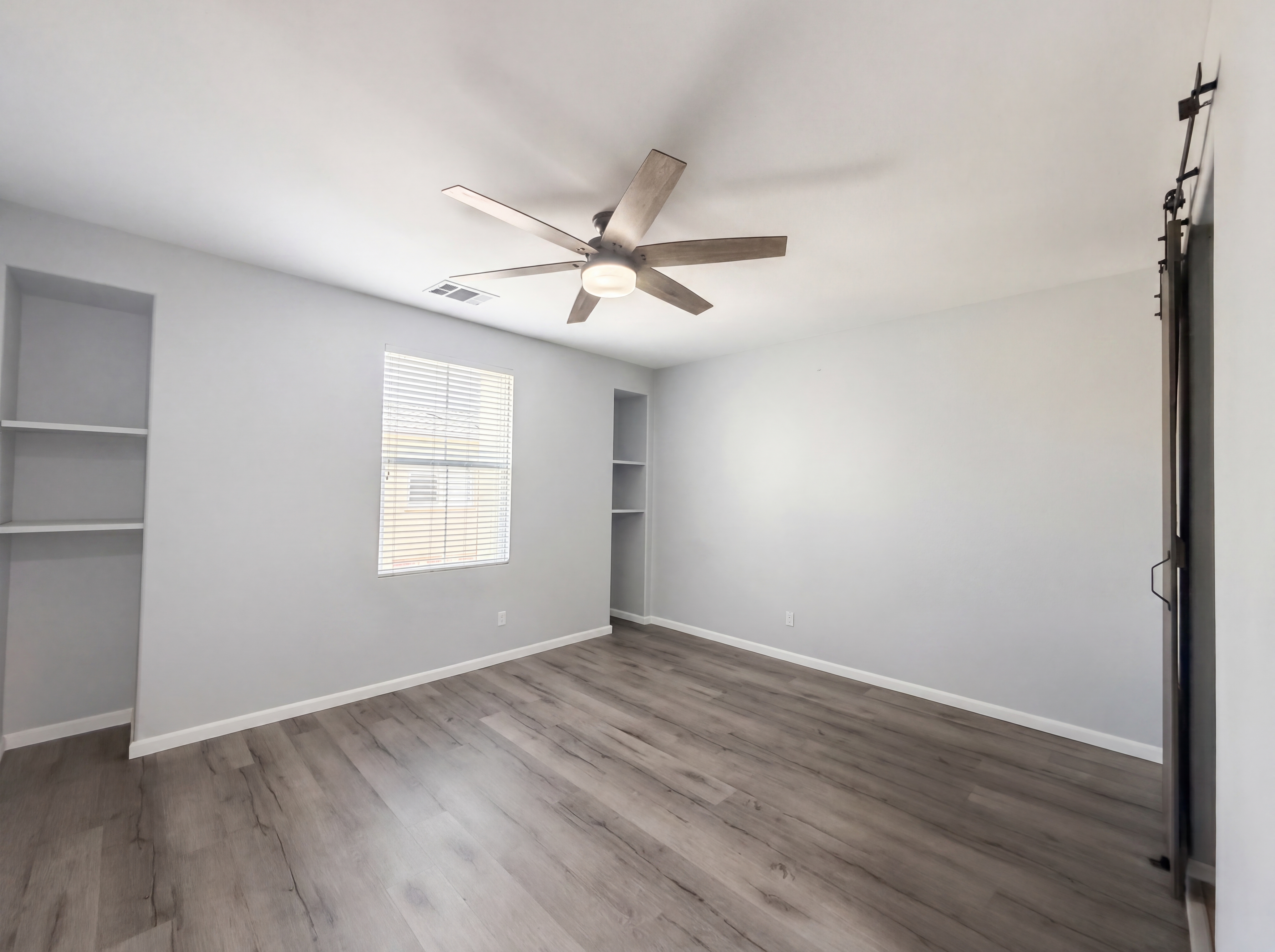 Photo 11 of 17 of 1800 E Lakeshore Dr, Lake Elsinore, CA