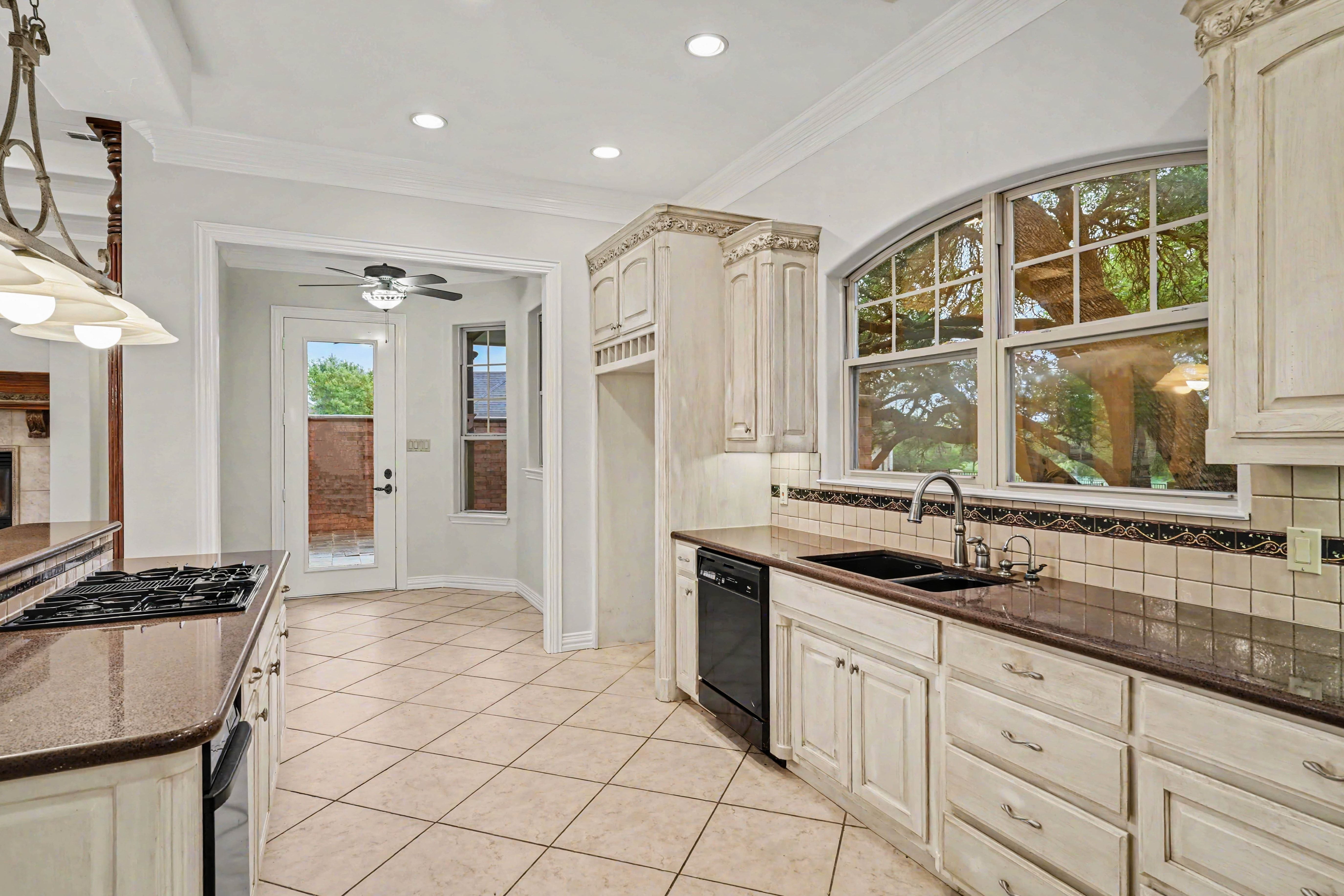 Photo 10 of 38 of 4201 Bluff View Dr, Granbury, TX