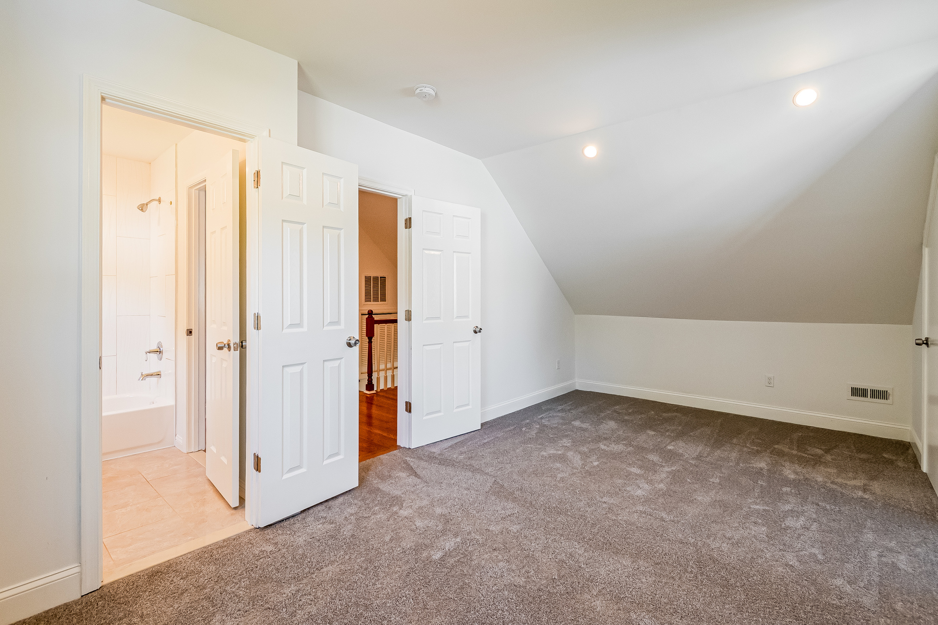 Photo 14 of 22 of 204 N Huron Dr, Oxon Hill, MD