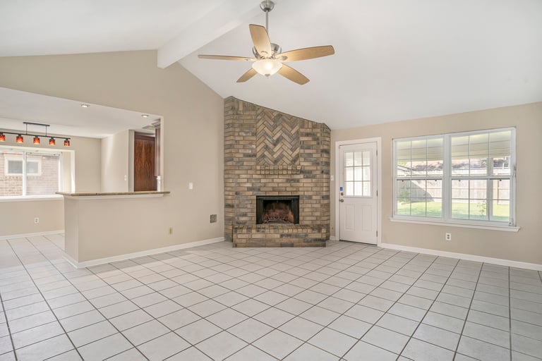 Photo 5 of 17 - 3806 Teakwood Dr, La Porte, TX 77571