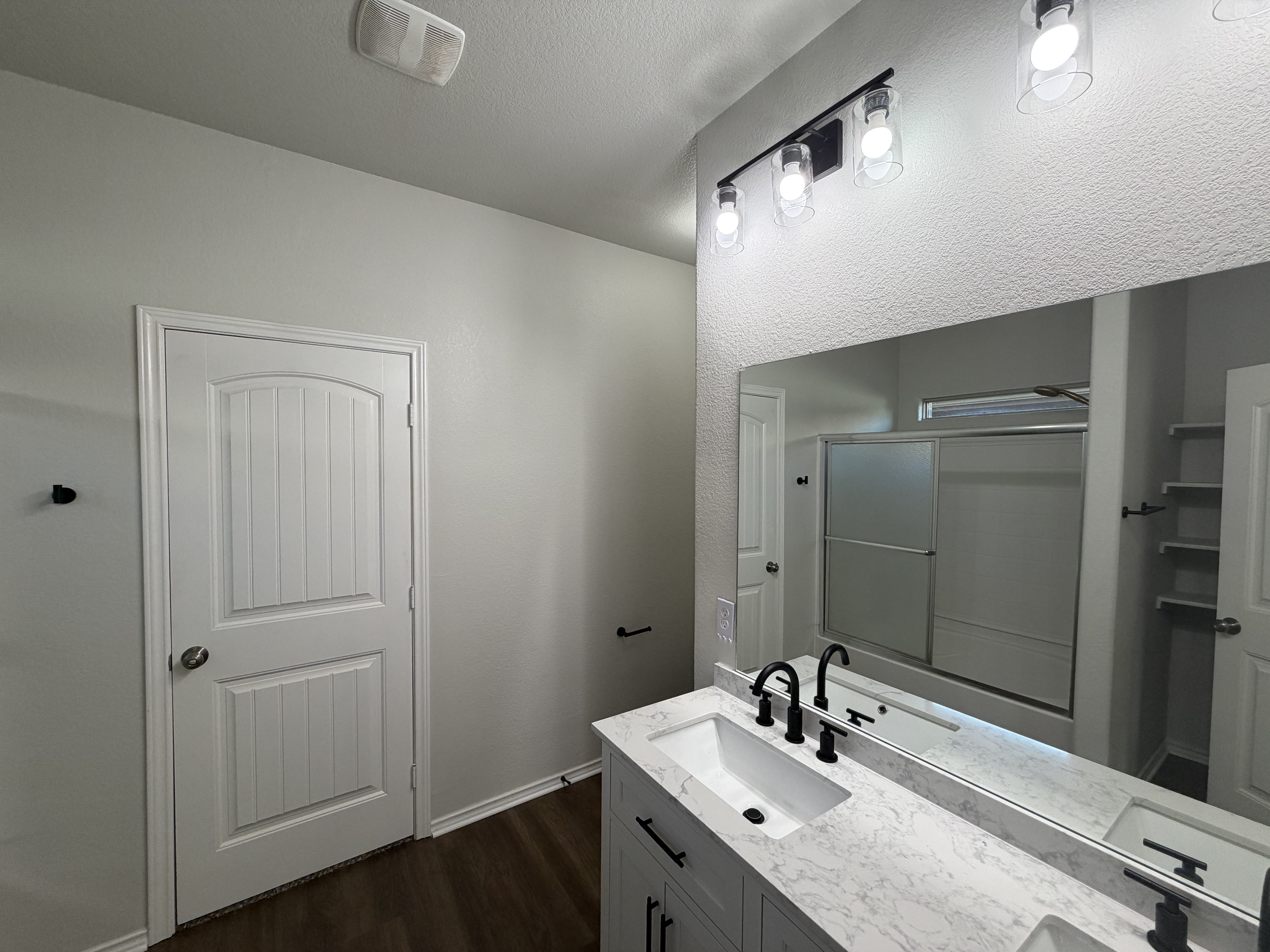 Photo 9 of 28 of 625 River Rock Dr, Azle, TX