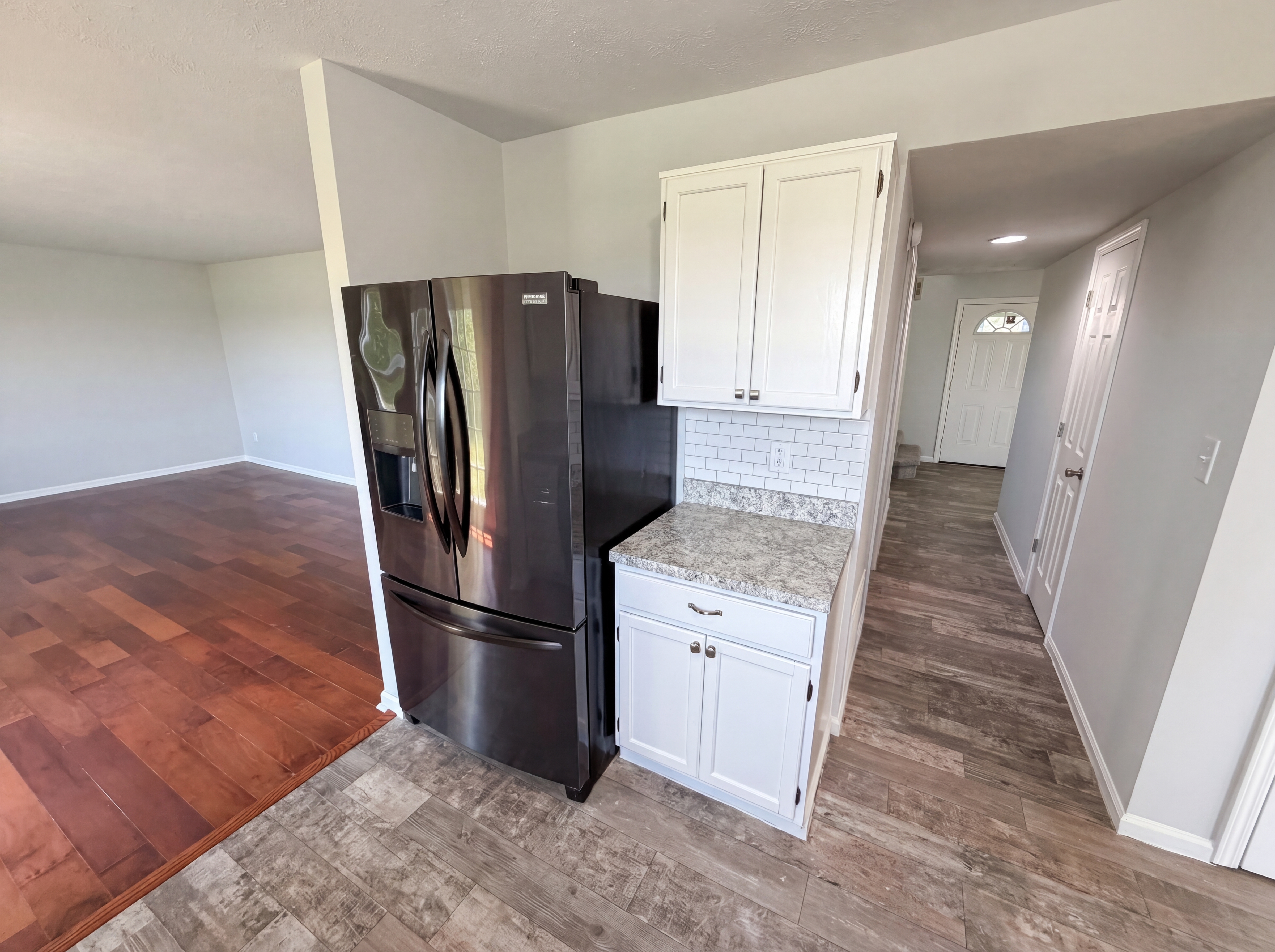 Photo 9 of 26 of 2219 Rolling Oak Dr, Indianapolis, IN
