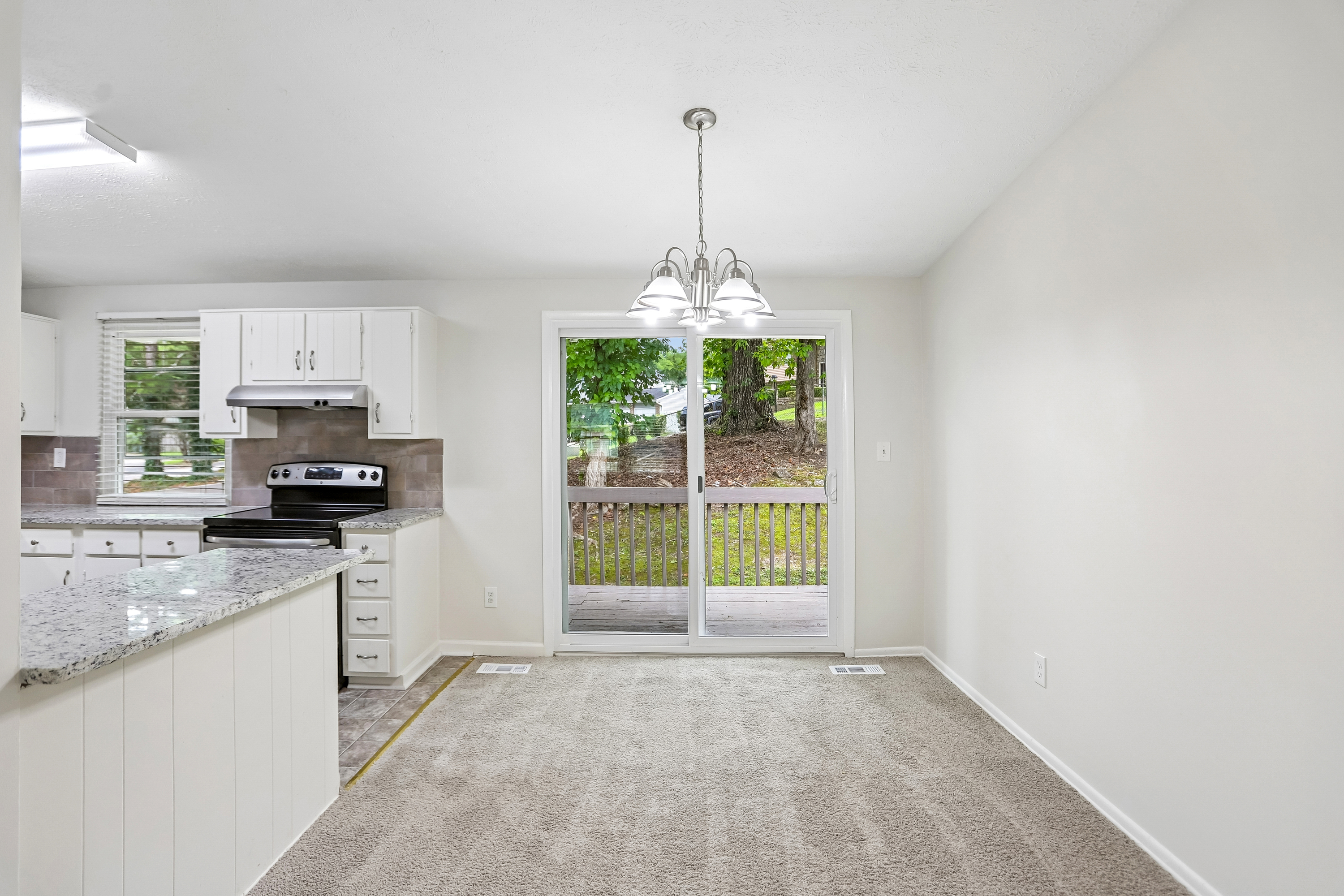 Photo 3 of 34 of 3020 Forestside Ln, Atlanta, GA