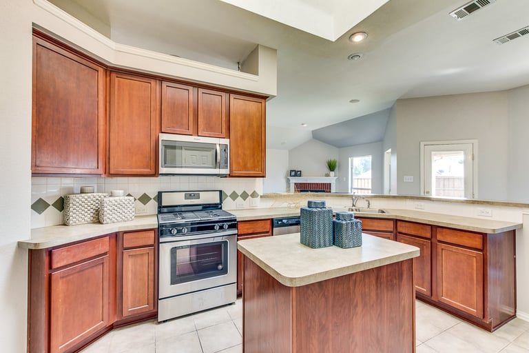 Photo 3 of 33 - 1710 Barton Springs Ct, Allen, TX 75002