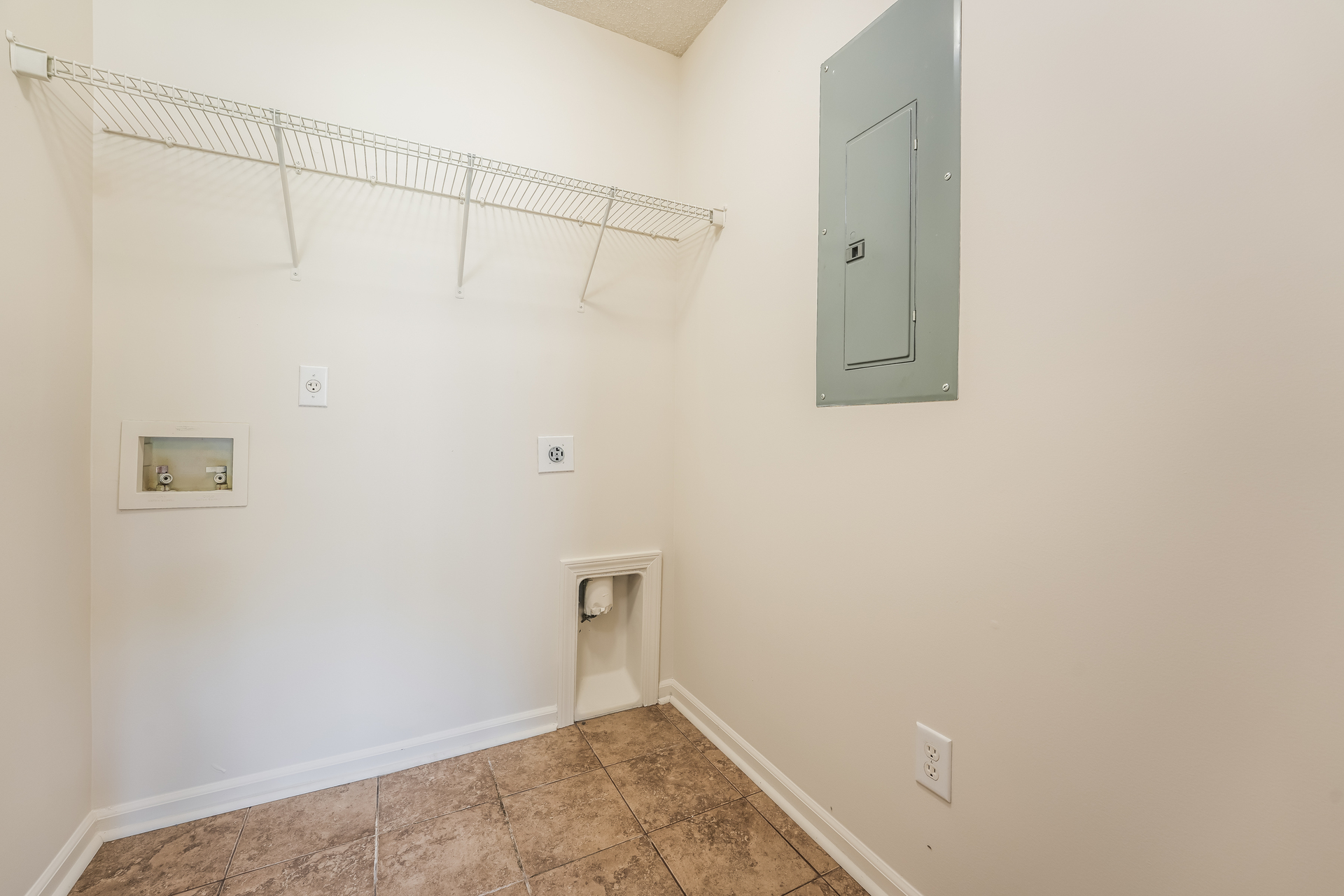 Photo 15 of 21 of 1296 River Rock Rd, Hanahan, SC