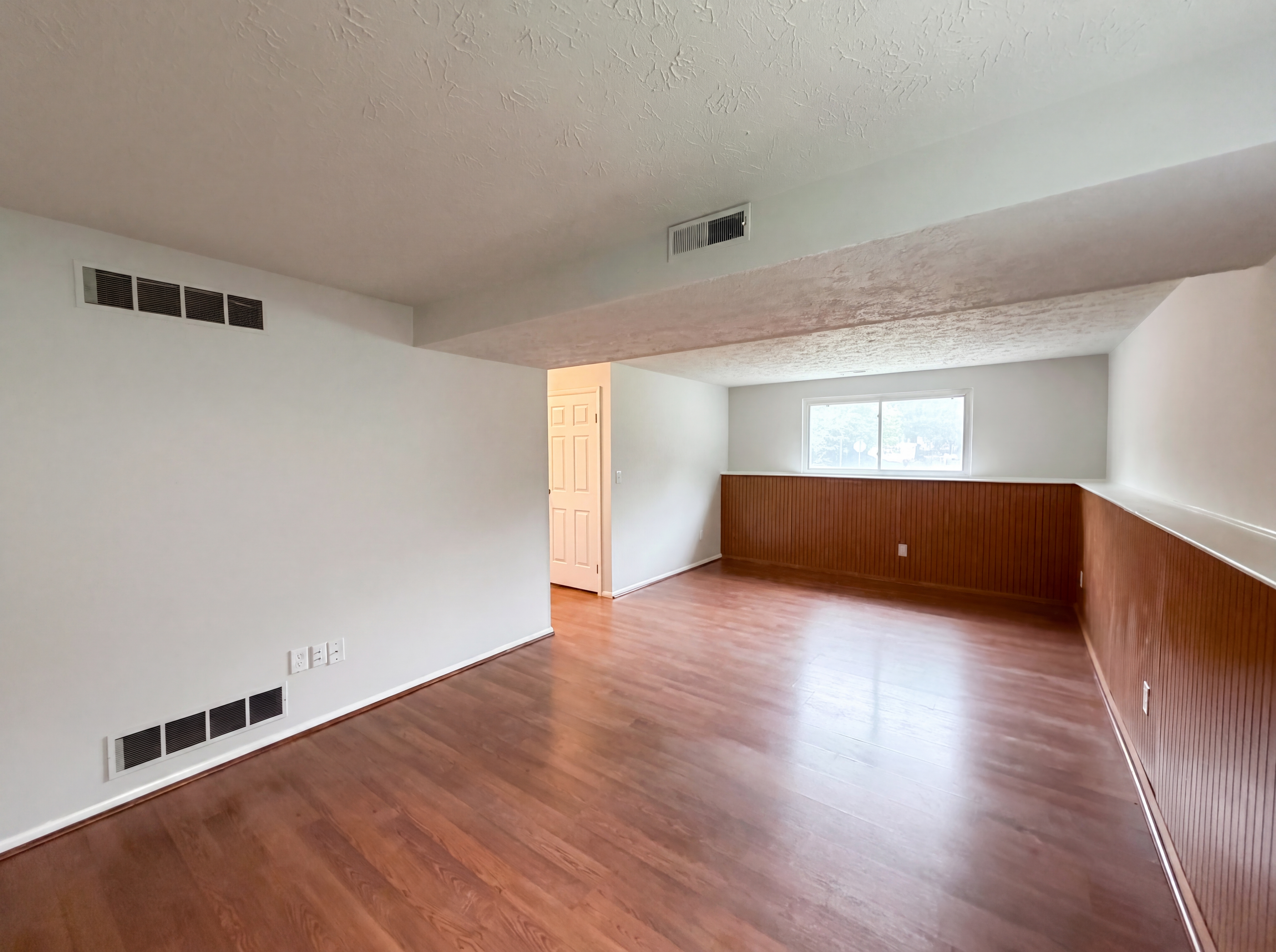 Photo 13 of 18 of 918 Bremerton Dr, Indianapolis, IN