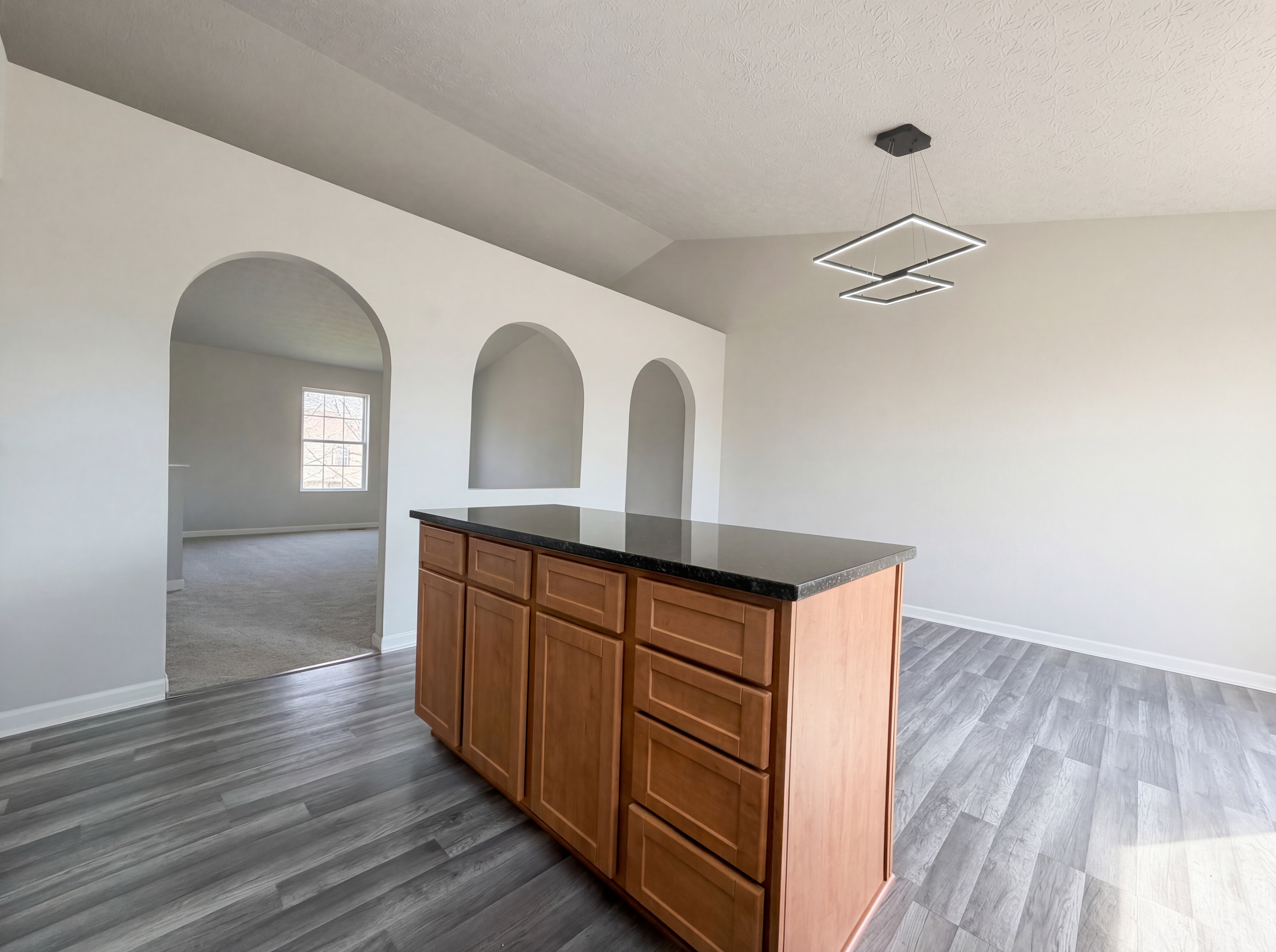 Photo 10 of 25 of 5691 Matuka Dr, Columbus, OH