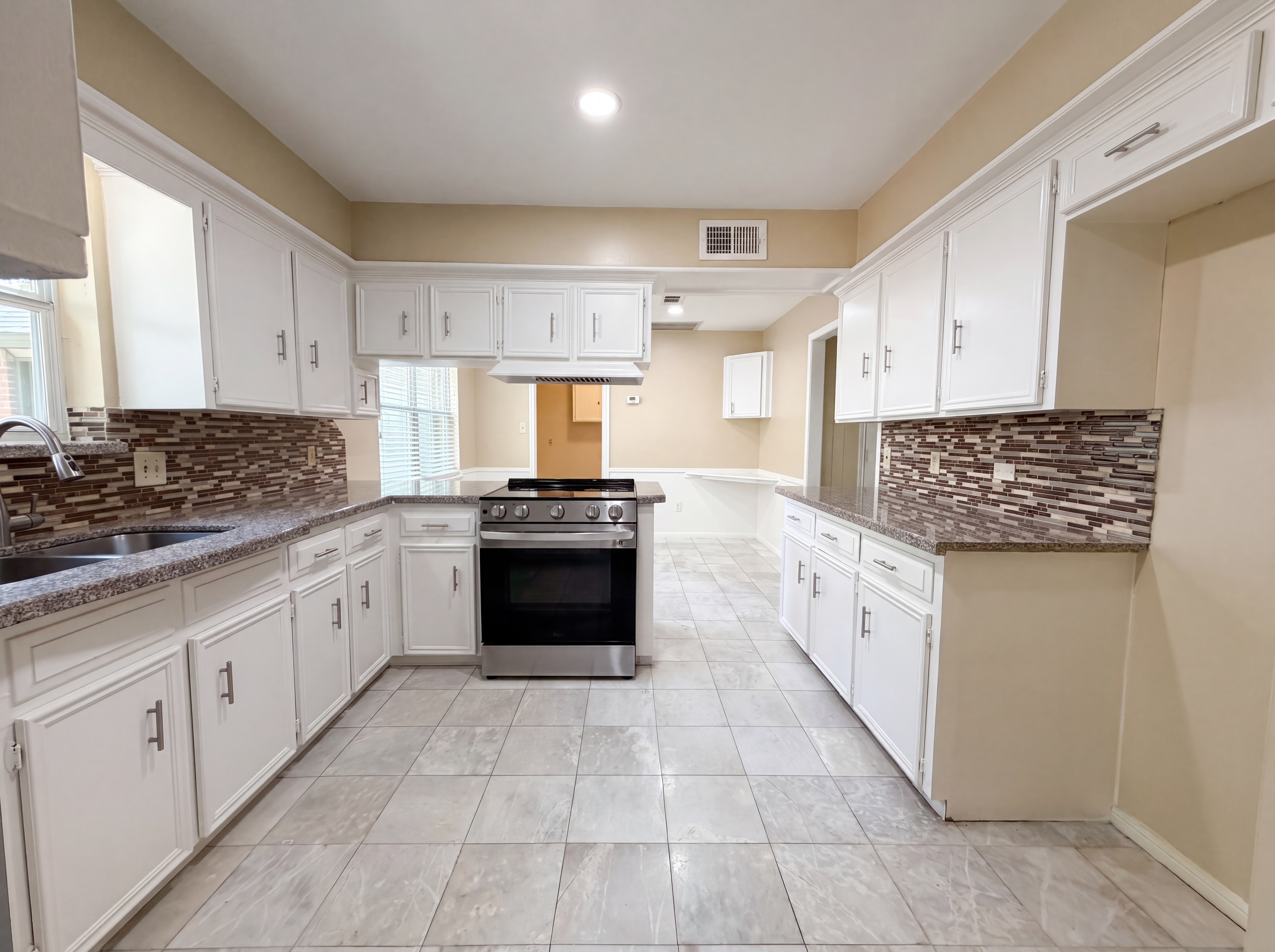 Photo 2 of 26 of 17406 Ridge Top Dr, Houston, TX