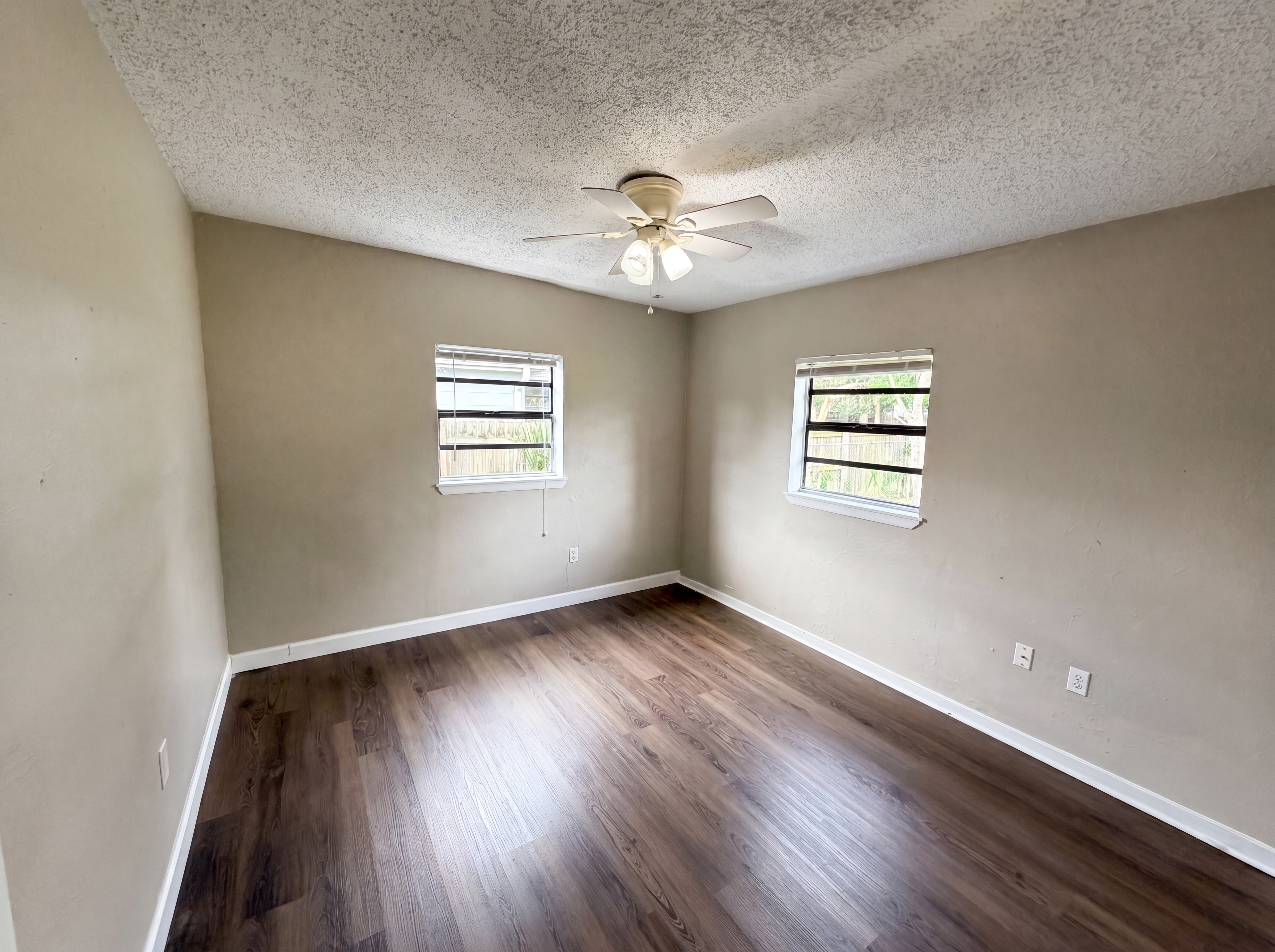 Photo 18 of 25 of 702 S Solandra Dr, Orlando, FL