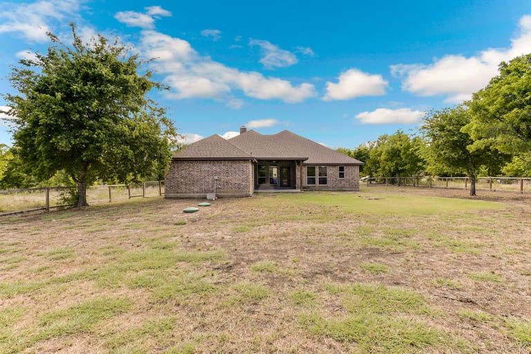 Photo 5 of 25 - 5655 Gebron Ct, Fort Worth, TX 76126