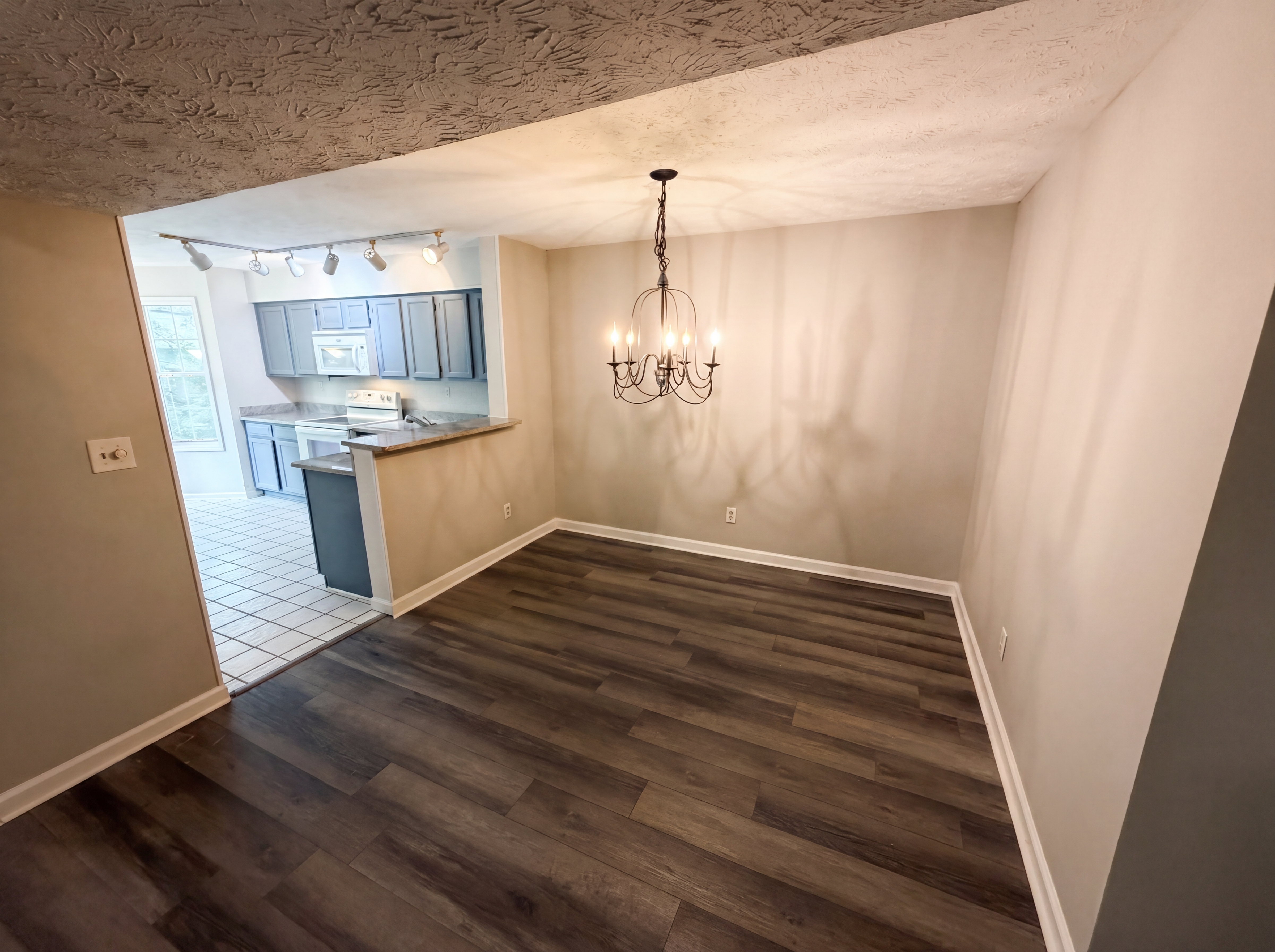 Photo 9 of 34 of 4491 Pineridge Cir, Atlanta, GA