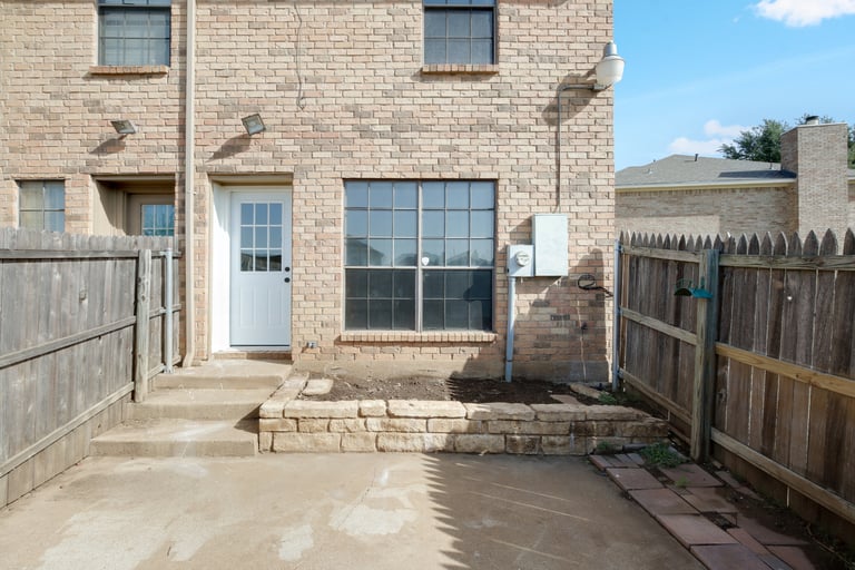 Photo 6 of 25 - 7317 Kingswood Cir, Fort Worth, TX 76133