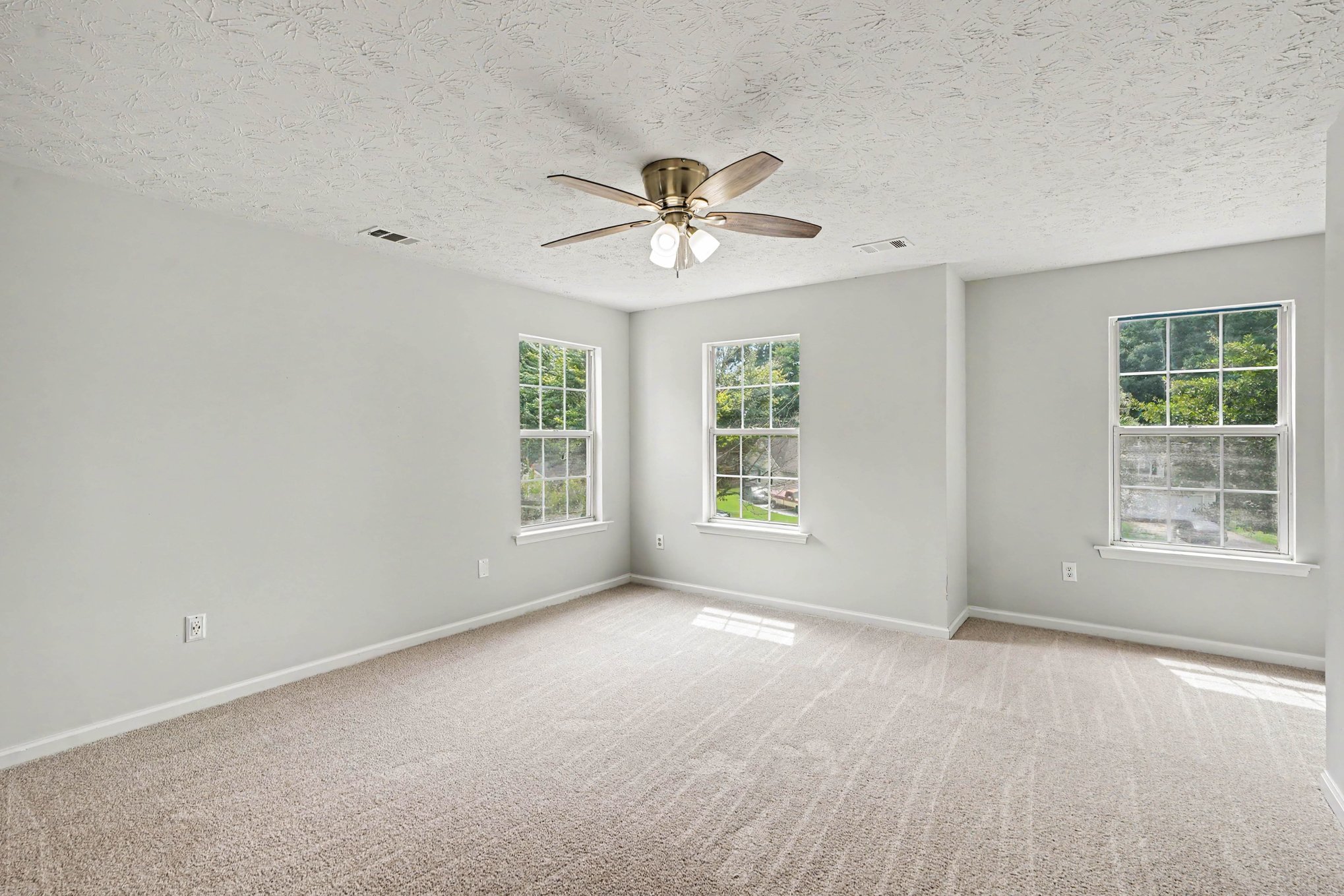 Photo 4 of 20 of 10502 Irongate Ln, Jonesboro, GA